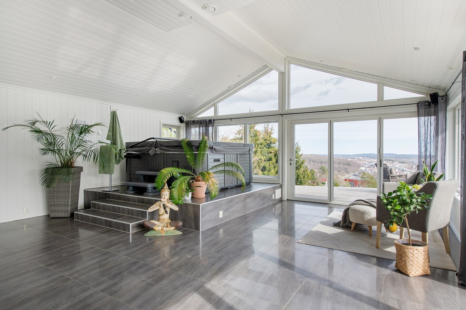 Boligen fikk et tilbygg i 2013 - 2014 med ett stort flott rom med god takhøyde og nydelig utsikt - selger har benyttet dette til allrom med boblebad, gasspeis og tv, men rommet kan brukes til egen velværeavdeling eller stue hvis boblebadet flyttes ut. Galleribilde