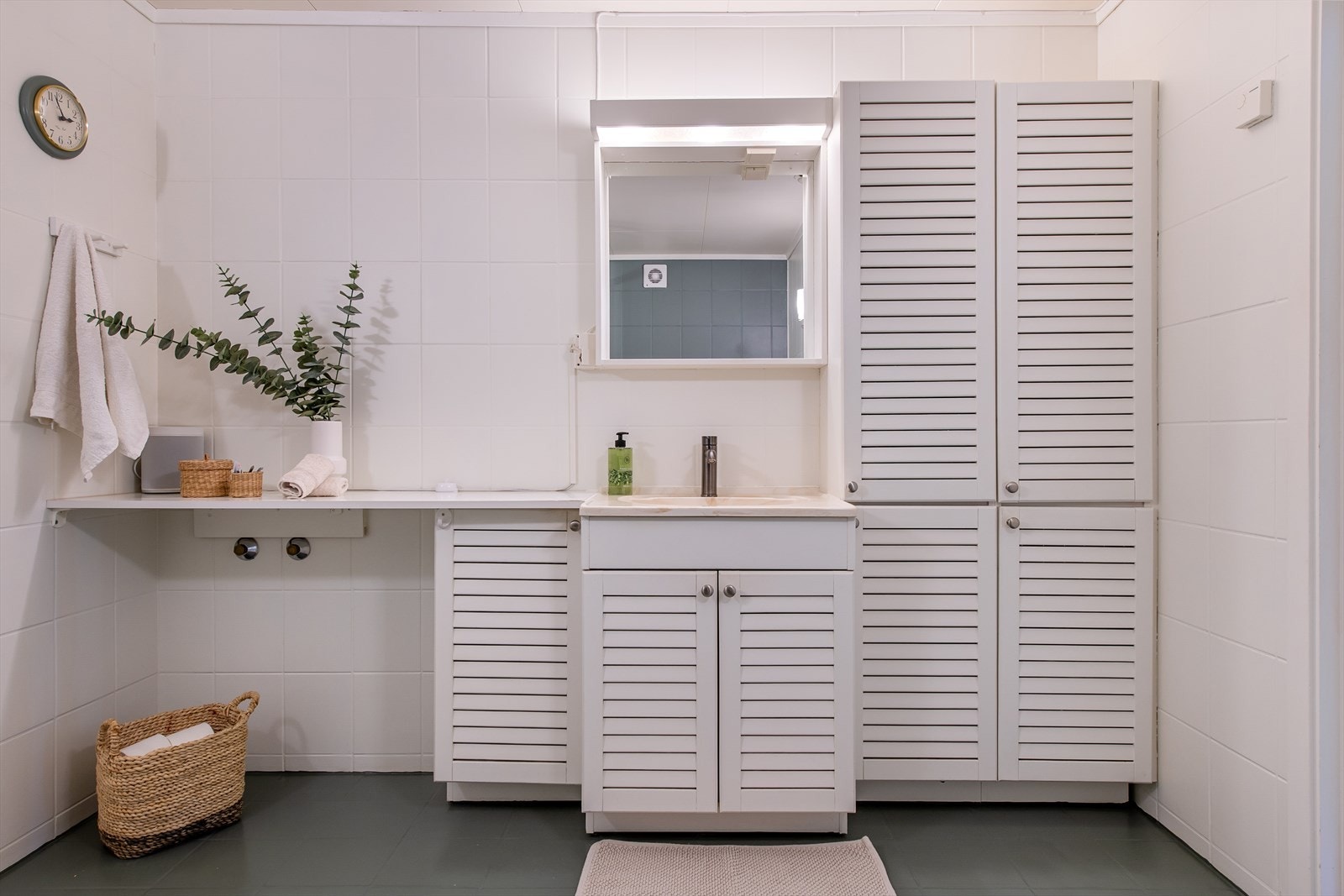 Badet i 2. etasje har adkomst fra soveromsgang og allrommet. Galleribilde