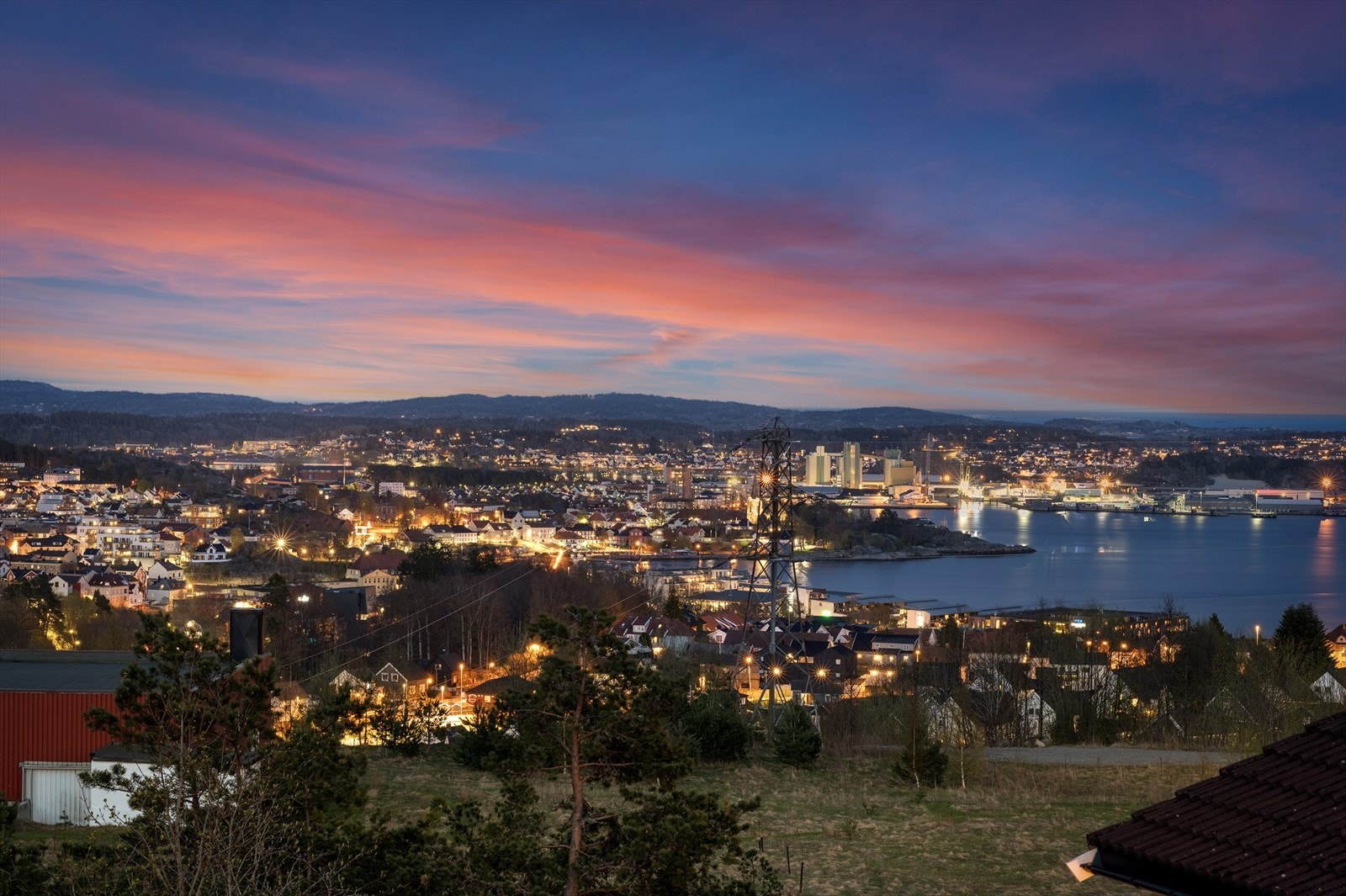 Nydelig utsikt over byen og ut fjorden Galleribilde