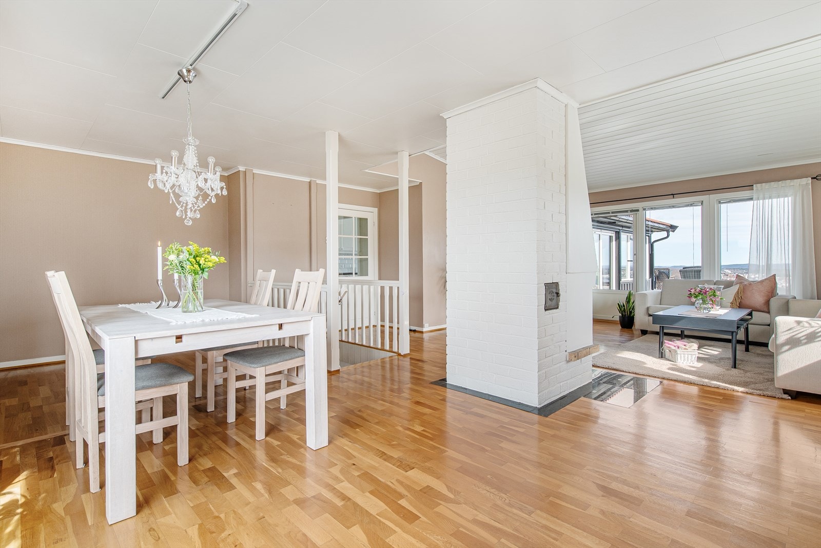 Lys stue/spisestue med peisovn og utgang til terrasse Galleribilde