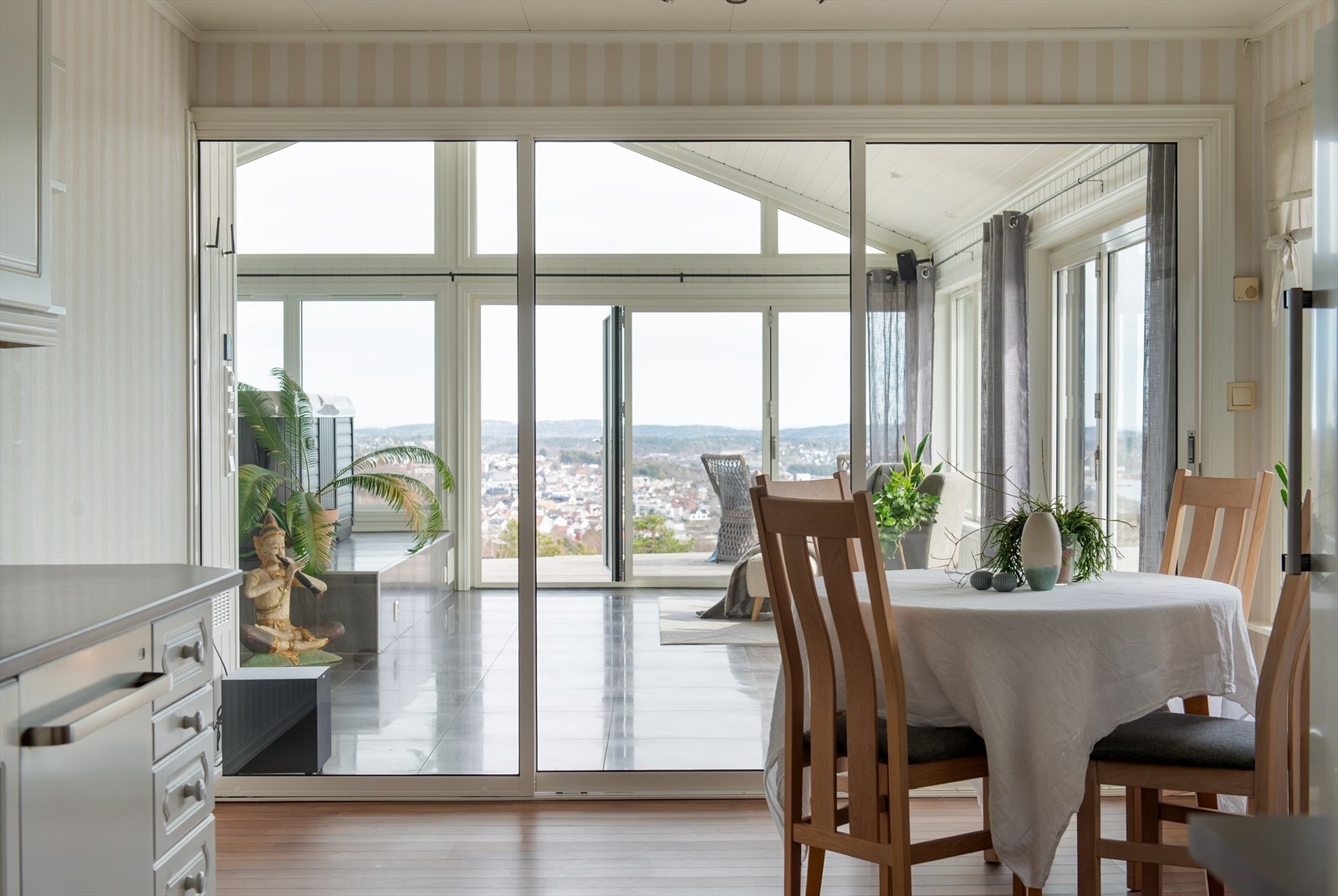 Fra kjøkkenet er det gjennomgang til tilbygget allrom - det er montert skyvedører for kunne dele av. Galleribilde