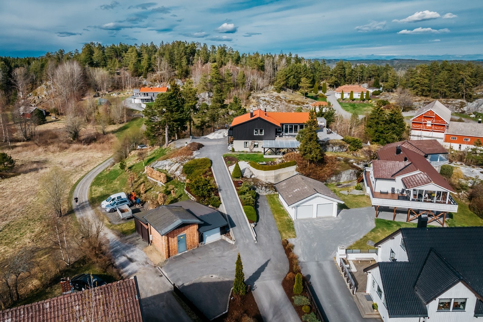Rolig, etablert og barnevennlig område med kort vei til barnehager, skoler og fine turområder. Galleribilde