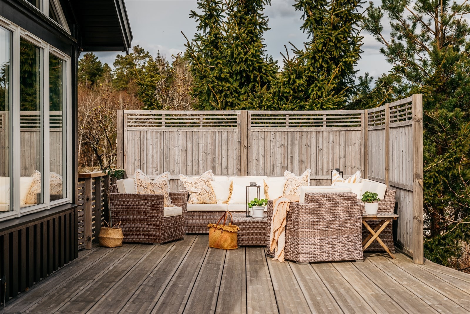 Boligen har mange fine og usjenerte uteplasser så man kan flytte seg etter sol, vær og vind. Galleribilde