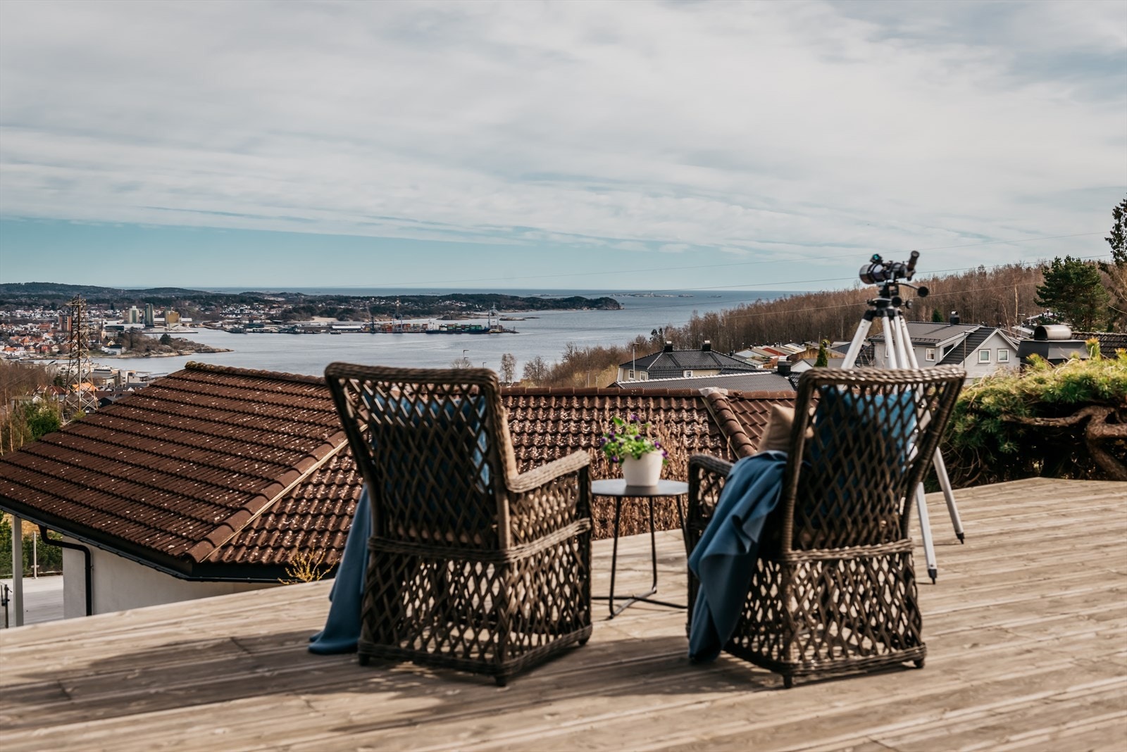 Flott utsikt over Larvik by og ut Larviksfjorden Galleribilde