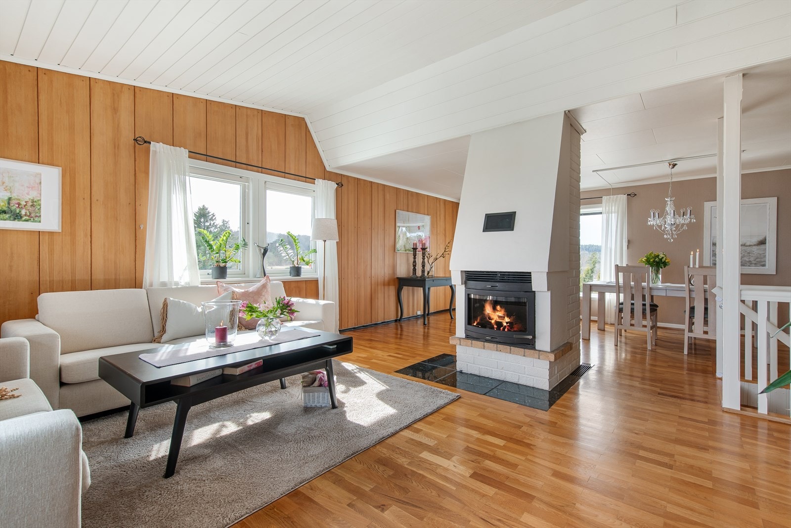 Lys stue/spisestue med peisovn og utgang til terrasse Galleribilde