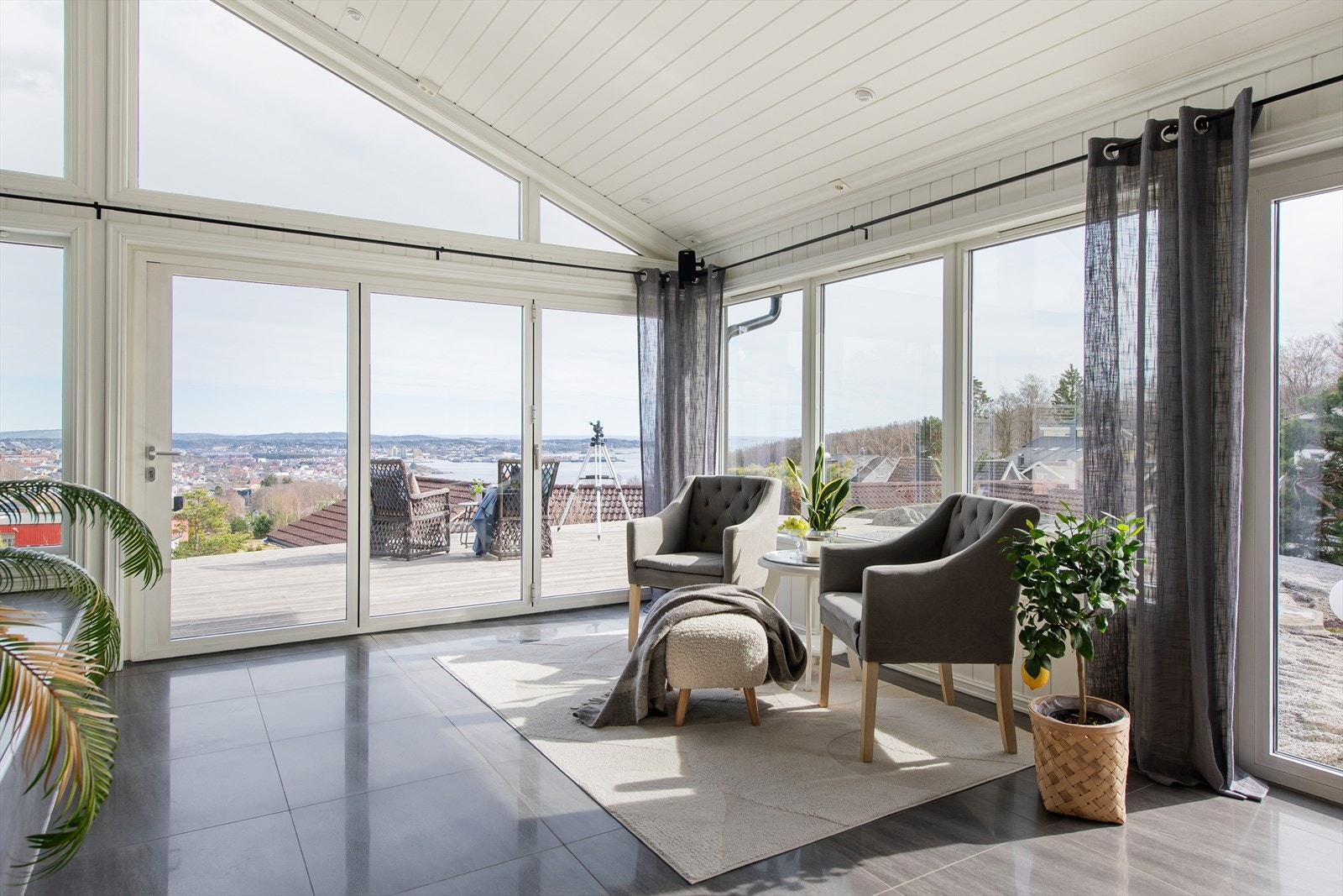 Boligen fikk et tilbygg i 2013 - 2014 med ett stort flott rom med god takhøyde og nydelig utsikt - selger har benyttet dette til allrom med boblebad, gasspeis og tv, men rommet kan brukes til egen velværeavdeling eller stue hvis boblebadet flyttes ut. Galleribilde