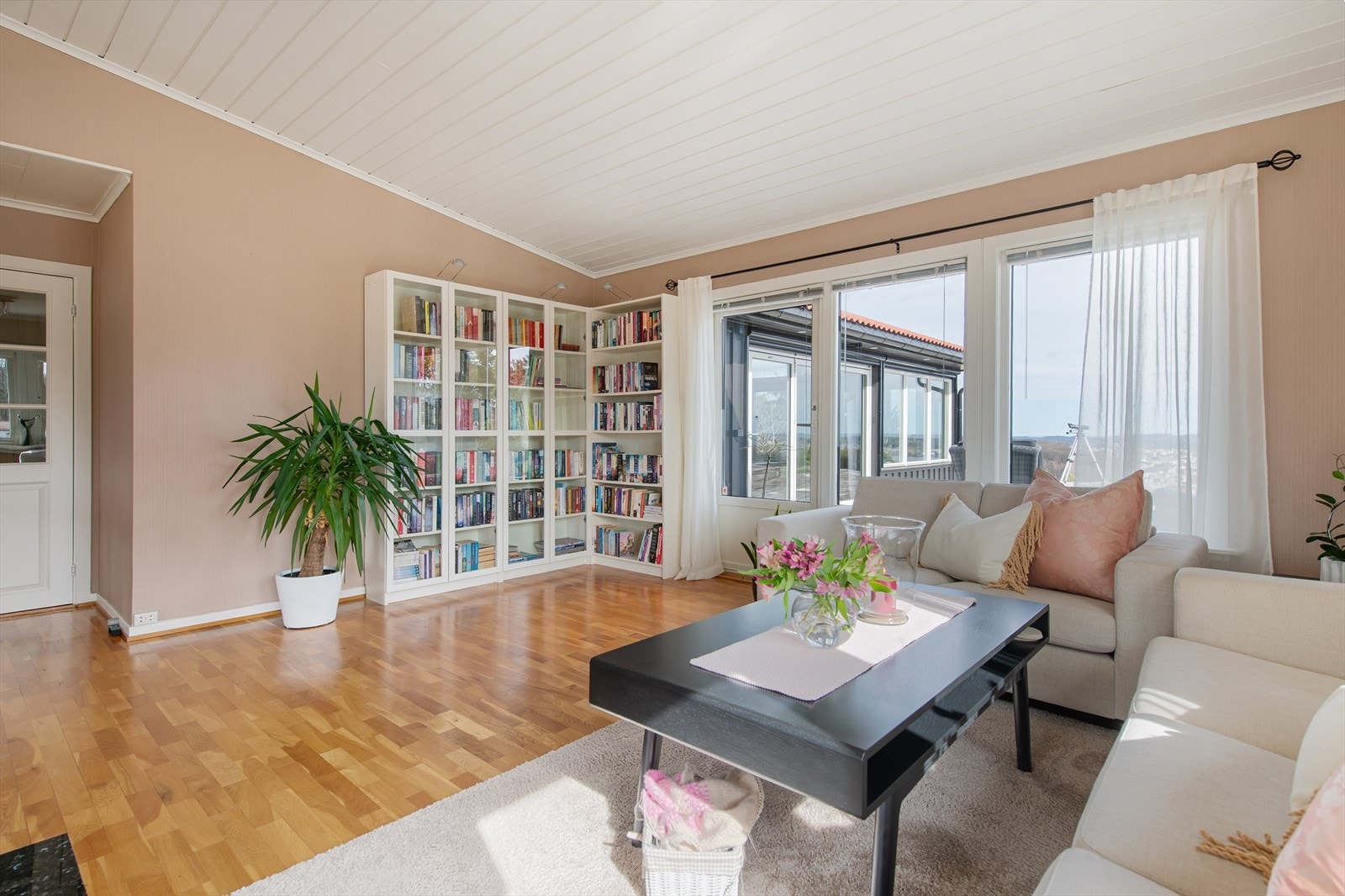 Lys stue/spisestue med peisovn og utgang til terrasse Galleribilde