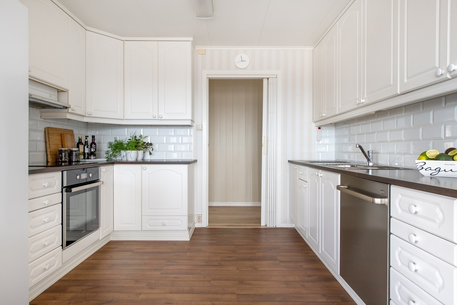 Romslig kjøkken med spiseplass Galleribilde