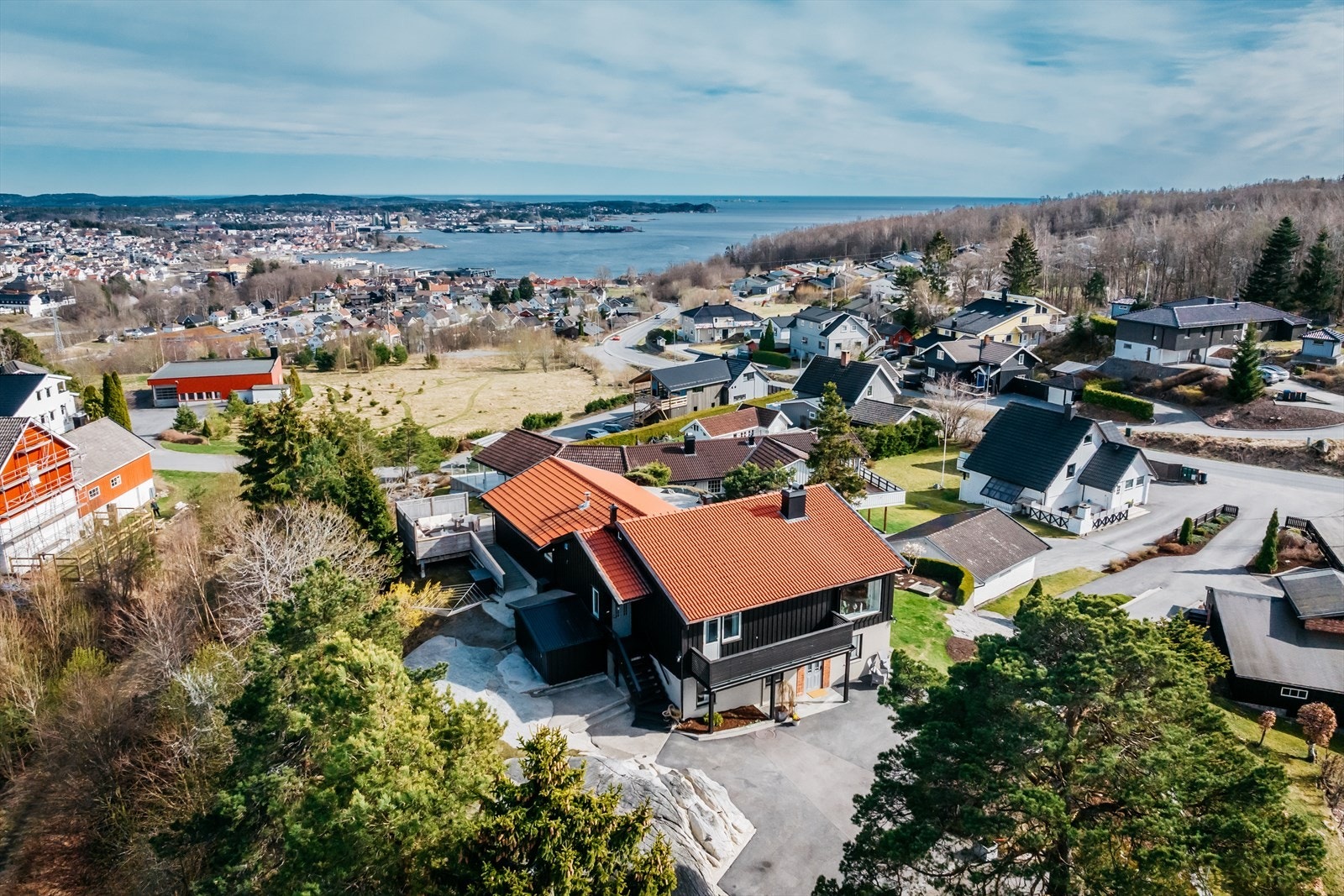Boligen ligger på en over 2,2 mål stor tomt - på en fjellkolle med flott utsikt og gode solforhold. Galleribilde