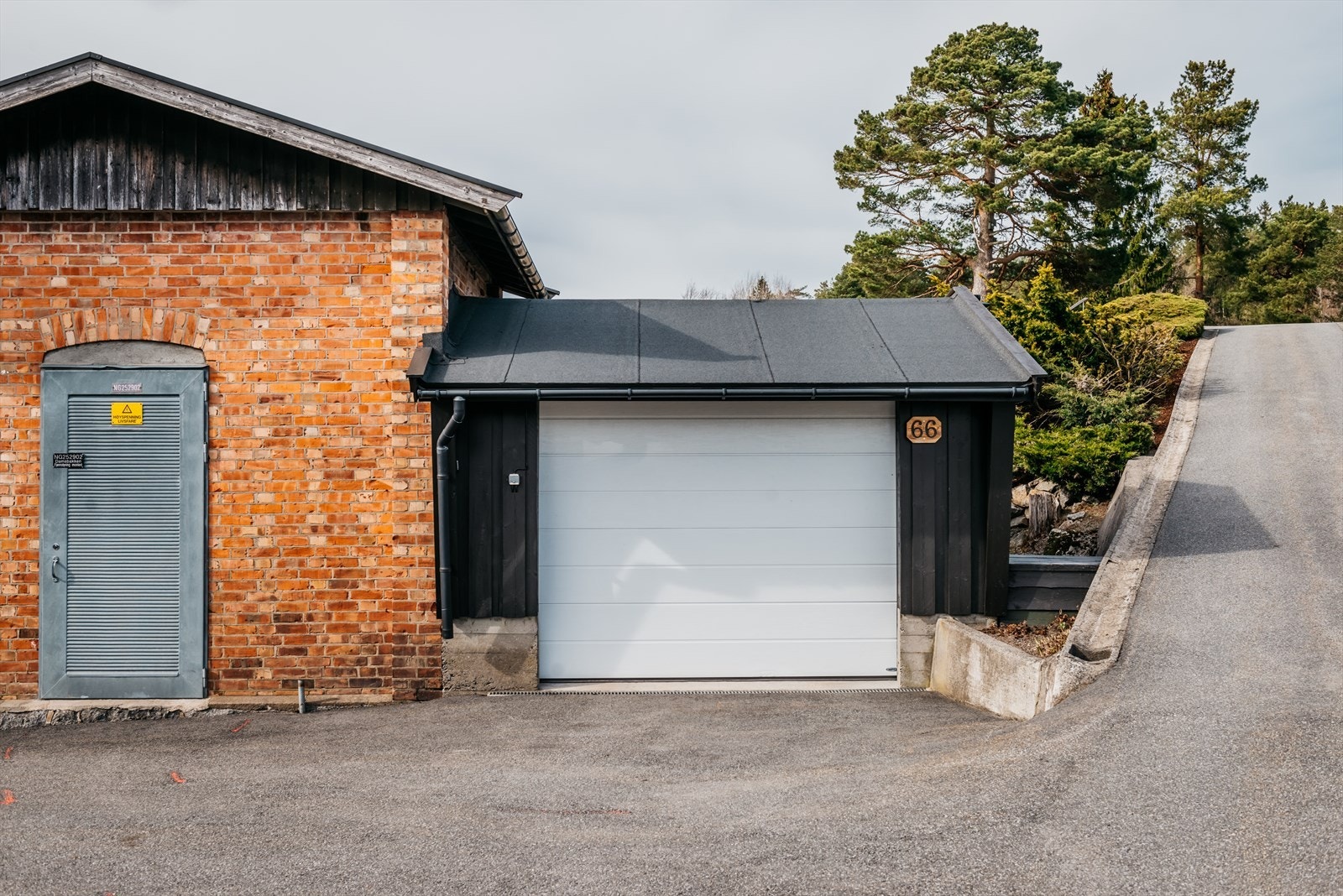 Garasje på 51 kvm. bygget i vinkel ved trafo nede ved veien Galleribilde