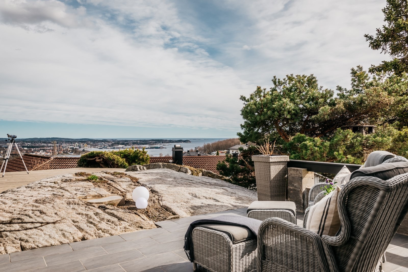 Boligen har mange fine og usjenerte uteplasser med flott utsikt og gode solforhold Galleribilde