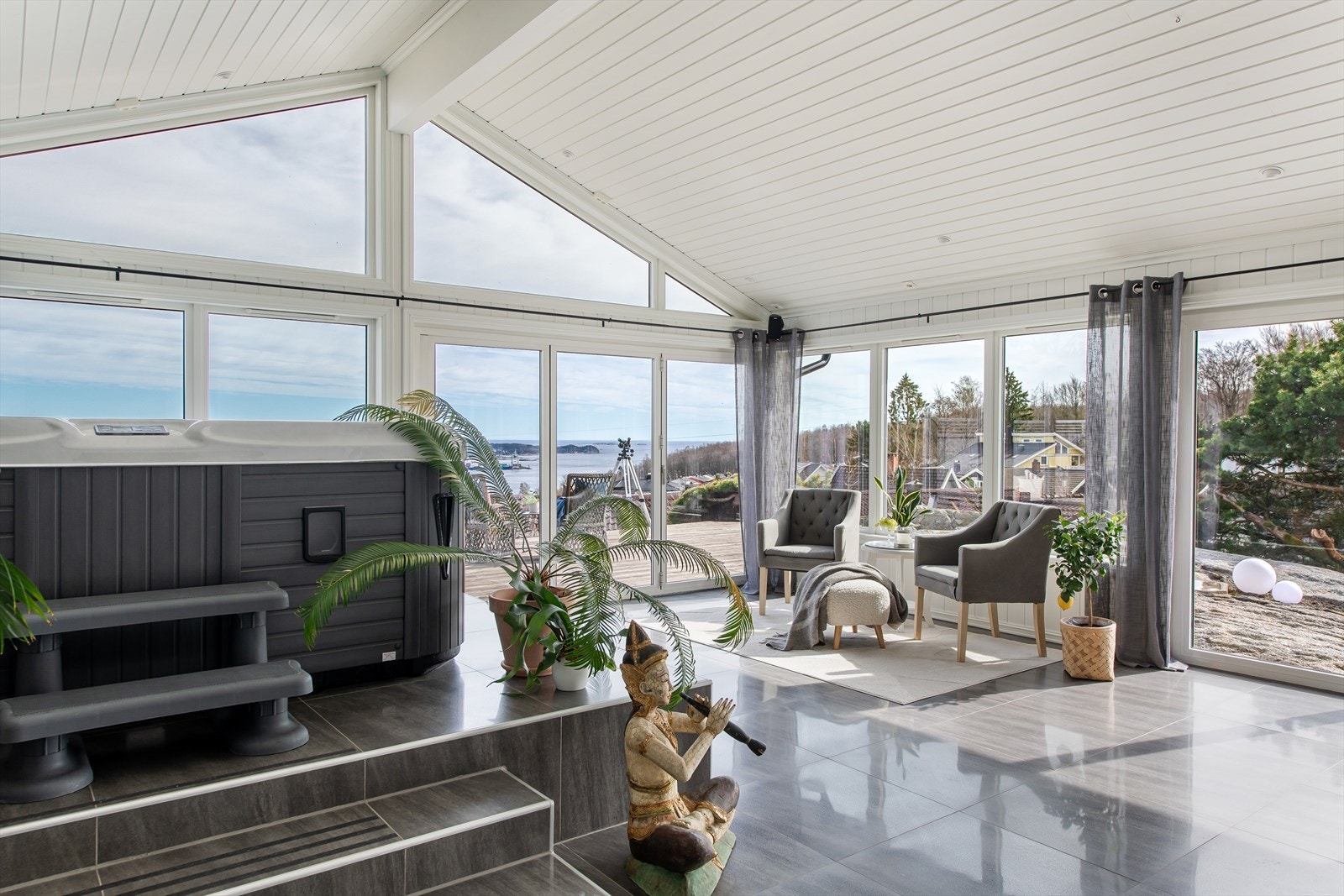 Boligen fikk et tilbygg i 2013 - 2014 med ett stort flott rom med god takhøyde og nydelig utsikt - selger har benyttet dette til allrom med boblebad, gasspeis og tv, men rommet kan brukes til egen velværeavdeling eller stue hvis boblebadet flyttes ut. Galleribilde