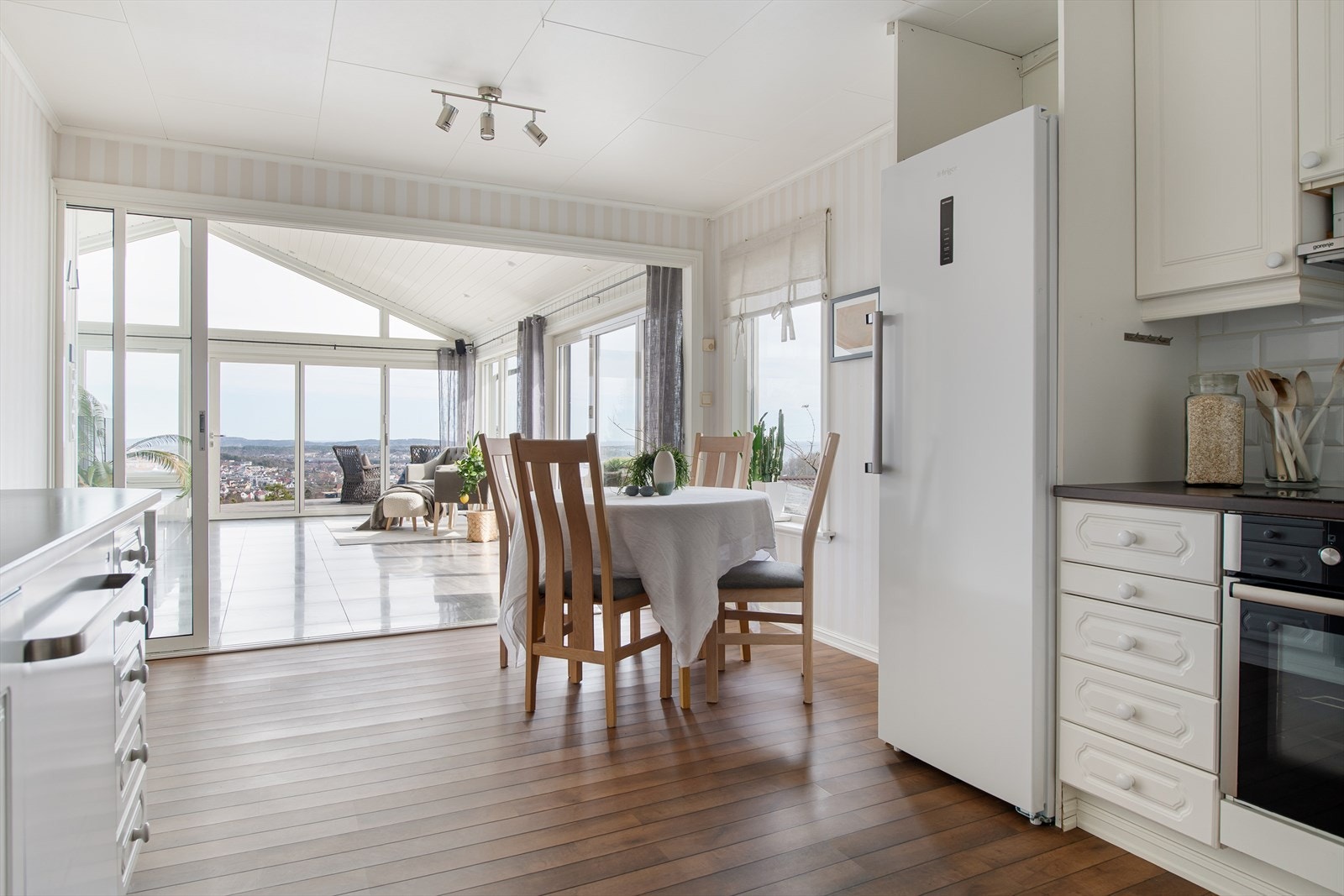 Fra kjøkkenet er det gjennomgang til tilbygget allrom - det er montert skyvedører for kunne dele av. Galleribilde