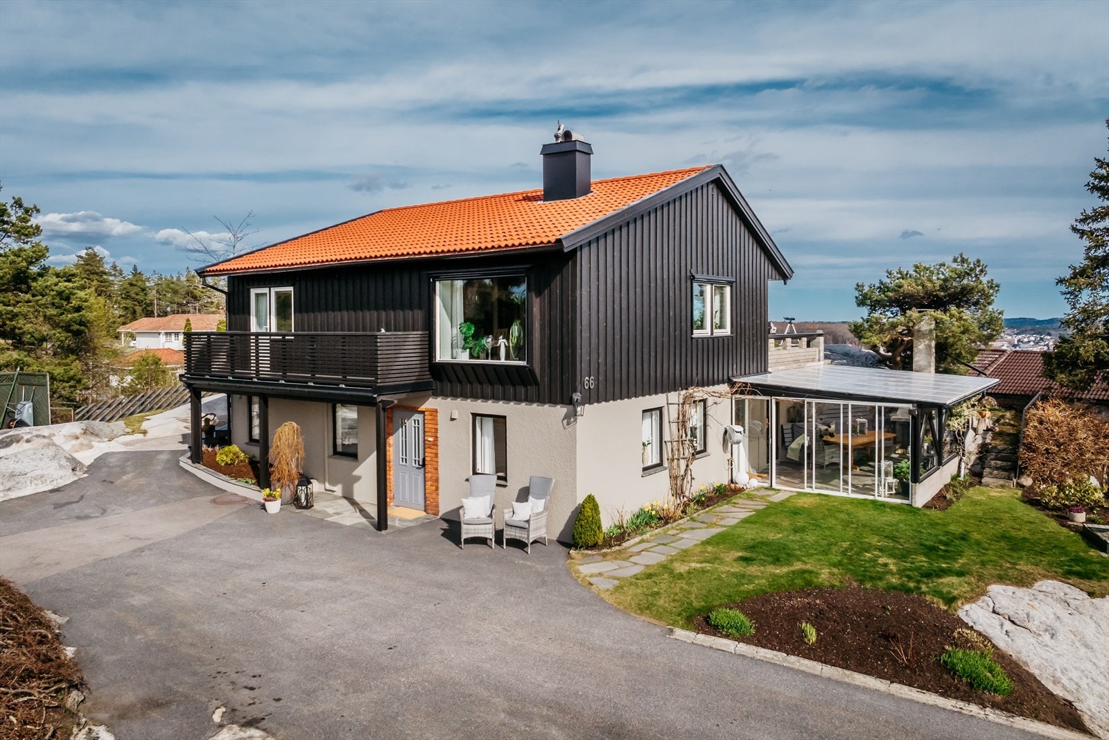 Velholdt og innholdsrik bolig med mange fine uteplasser Galleribilde