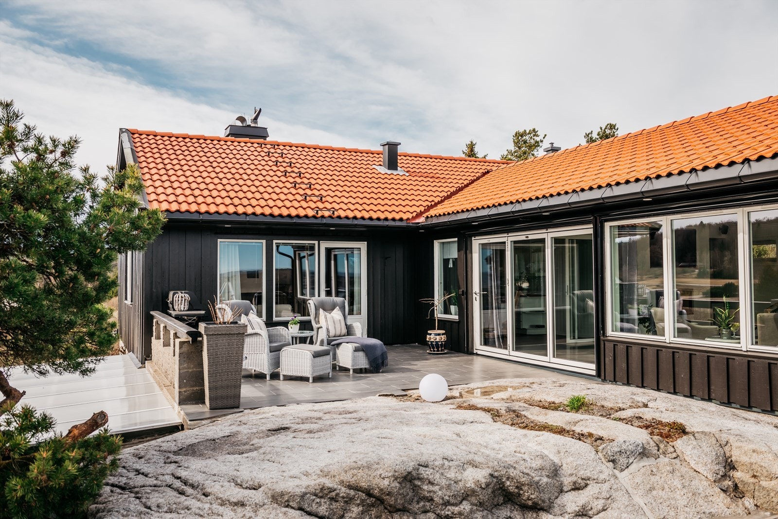 Boligen har mange fine og usjenerte uteplasser så man kan flytte seg etter sol, vær og vind. Galleribilde