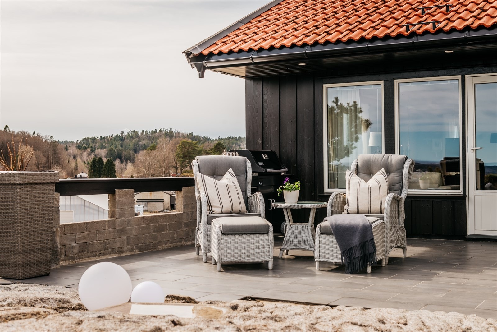 Boligen har mange fine og usjenerte uteplasser så man kan flytte seg etter sol, vær og vind. Galleribilde