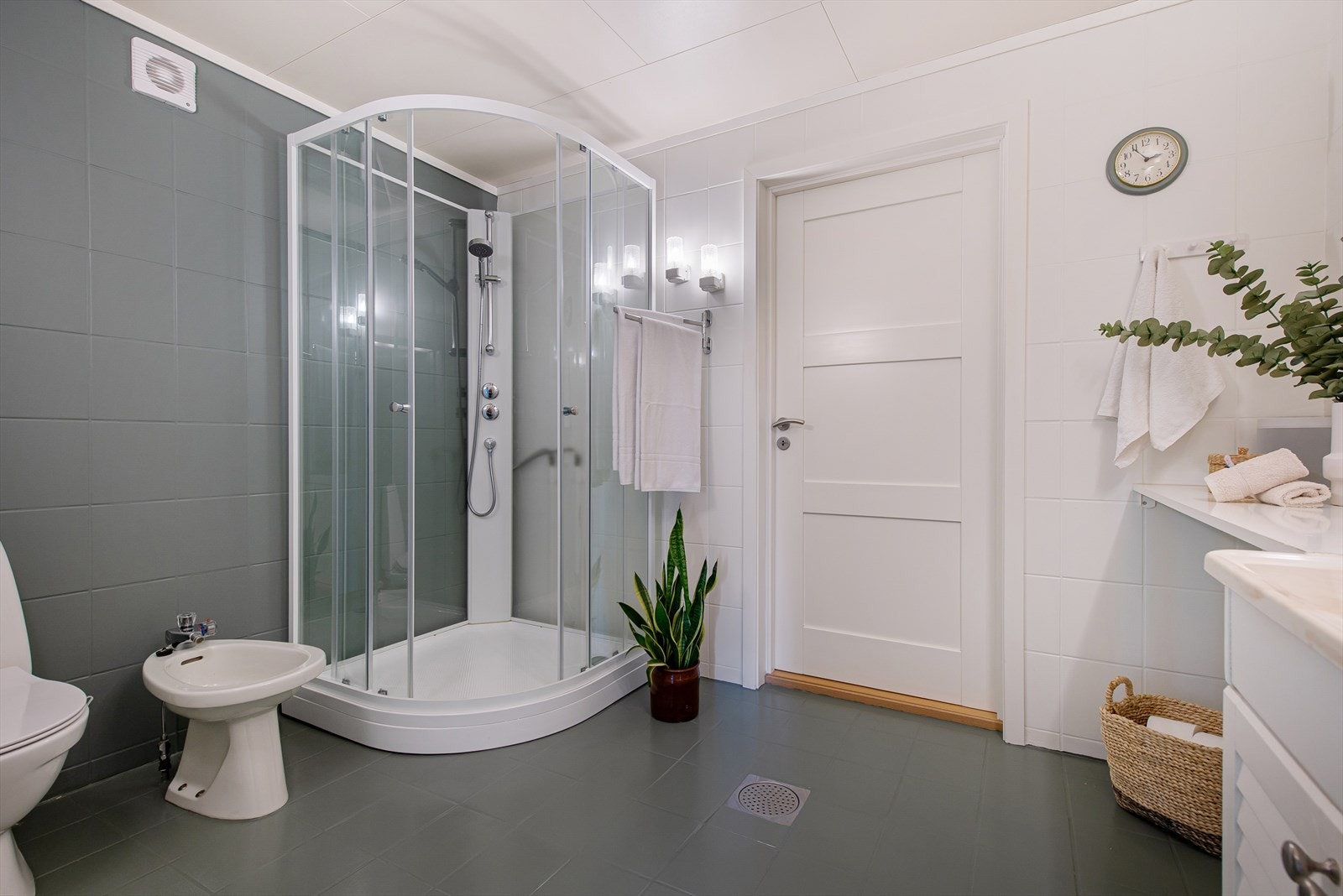 Badet i 2. etasje har adkomst fra soveromsgang og allrommet. Galleribilde