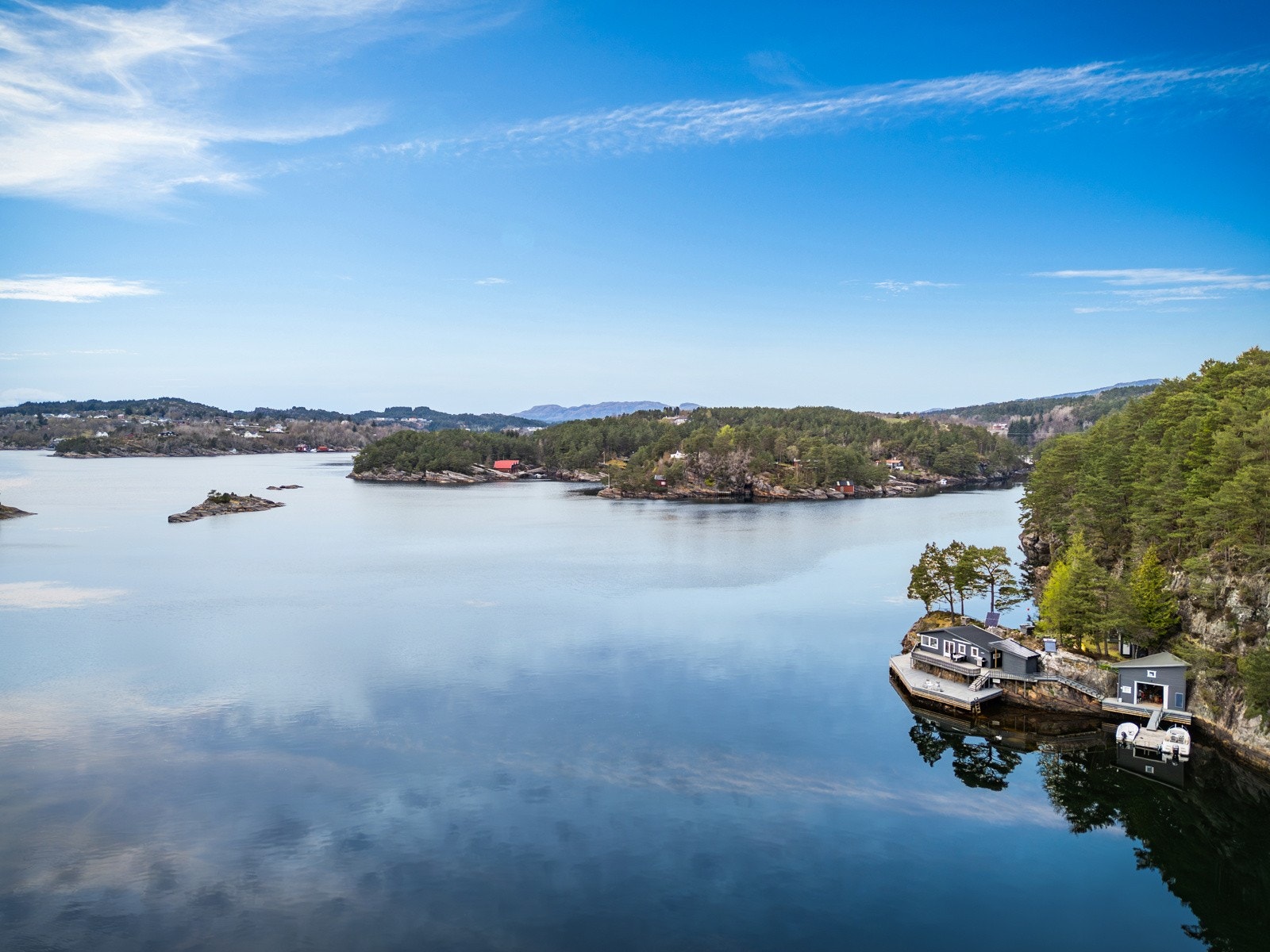 En eksepsjonell naturperle i Kjerrgarden på Askøy med usjenert vidstrakt utsikt mot Kjerrgardsosen. Galleribilde