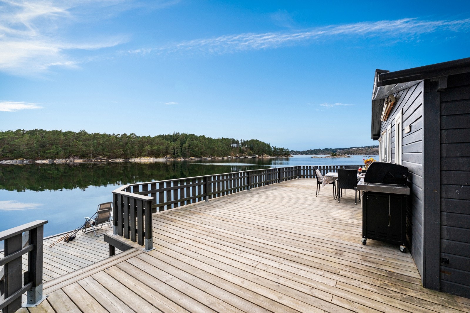 Terrassen måler totalt 135 kvm og byr på sol fra ca. kl. 10 til ca. kl. 23 midtsommers. Galleribilde