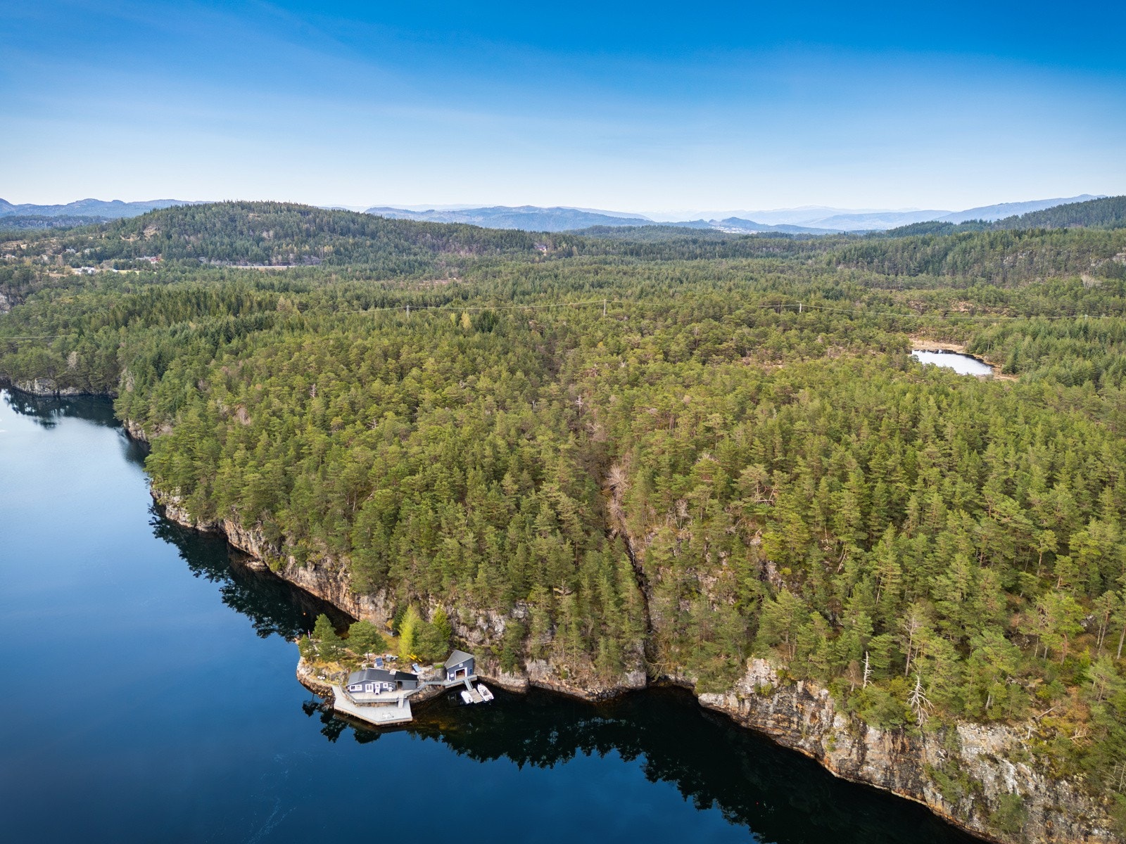 Her er det meget fredelig uten nærliggende naboer. Et perfekt sted å trekke seg tilbake fra den hektigste hverdagen! Galleribilde