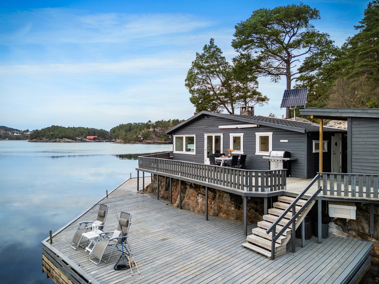 Fra stue/kjøkken er det tilkomst til en super deilig terrasse med en usedvanlig utsikt. Galleribilde