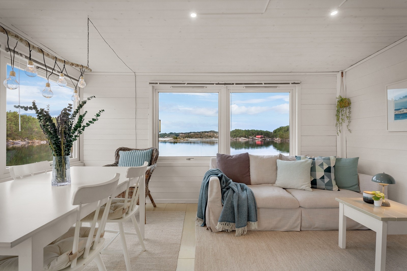 Her er det innredet med både sitte- og spisegruppe. Alt inventar følger med hytten! Galleribilde