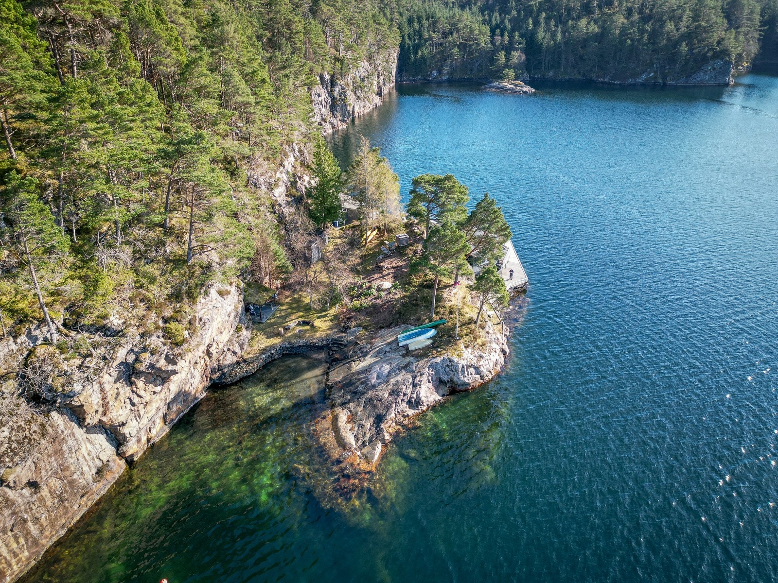 Beliggenheten er helt ypperlig dersom man liker båt, fiske og bading, eller bare ønsker et landlig idyllisk sted å nyte naturens stillhet. Galleribilde
