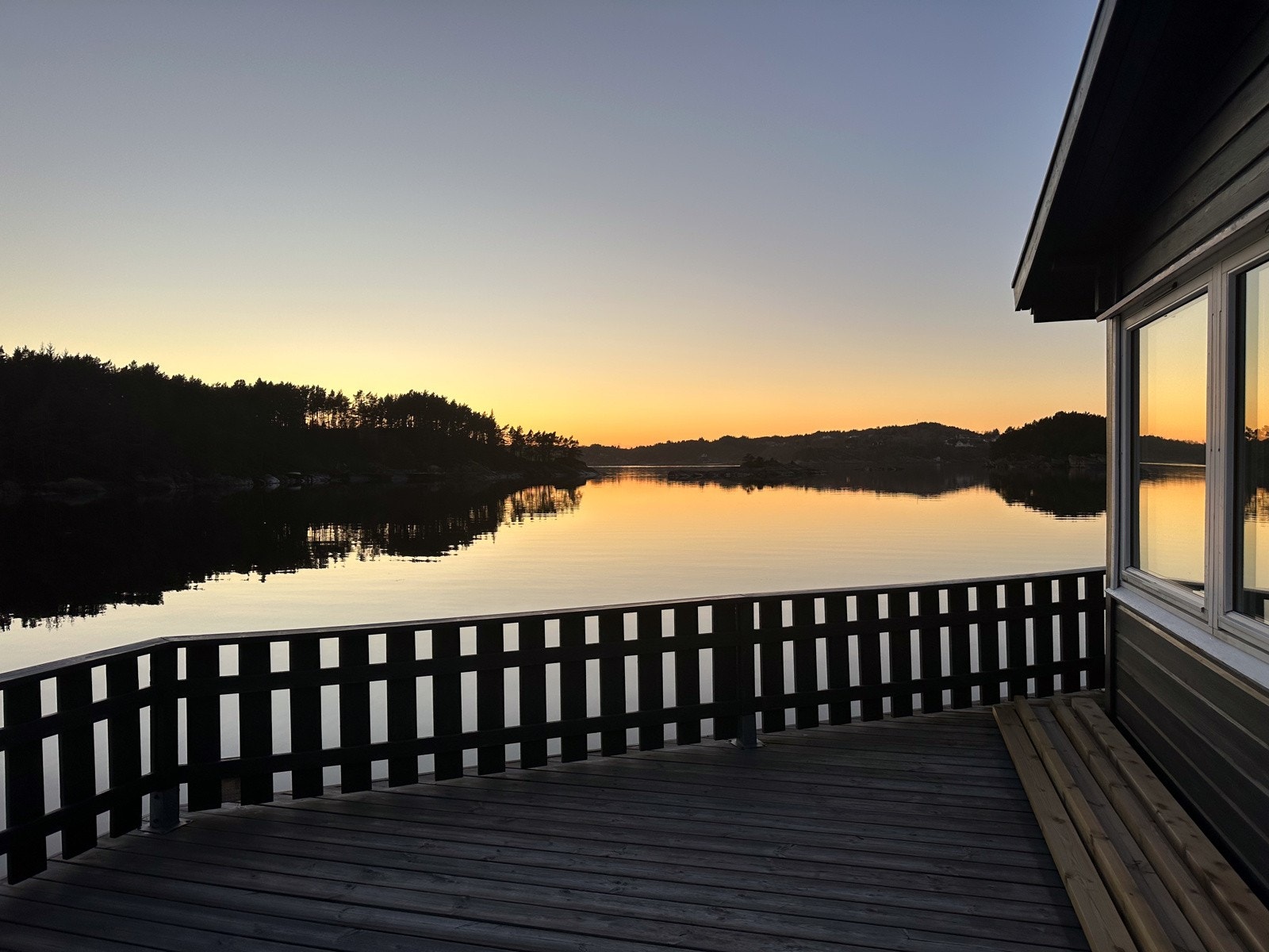 Her kan man lene seg tilbake og nyte de vakre solnedgangene. Galleribilde