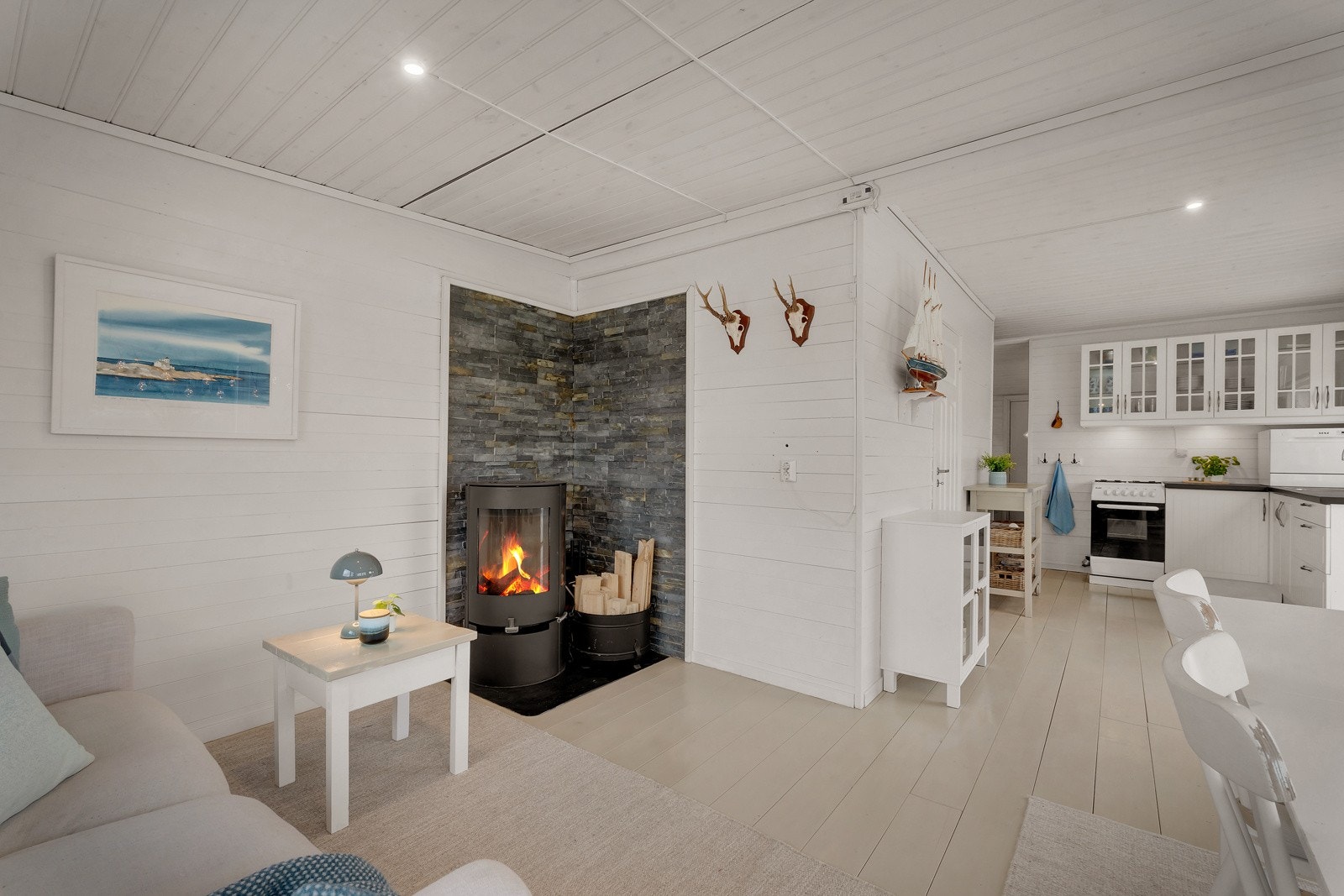 Flott vedovn i stue som varmer godt på kalde dager. Galleribilde