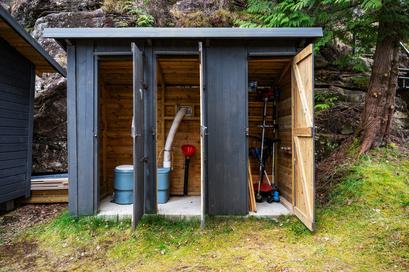 Bak hytten finner man utedo. Galleribilde