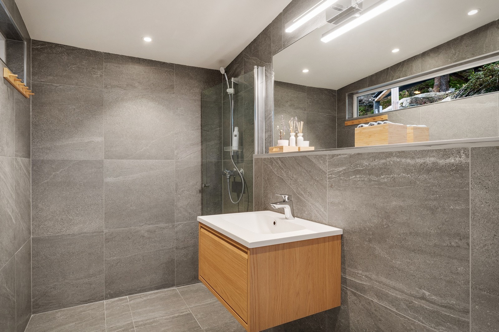 Anneks mellom hytte og nøst ble bygget i 2025 og er innredet som våtrom (ikke godkjent). Galleribilde