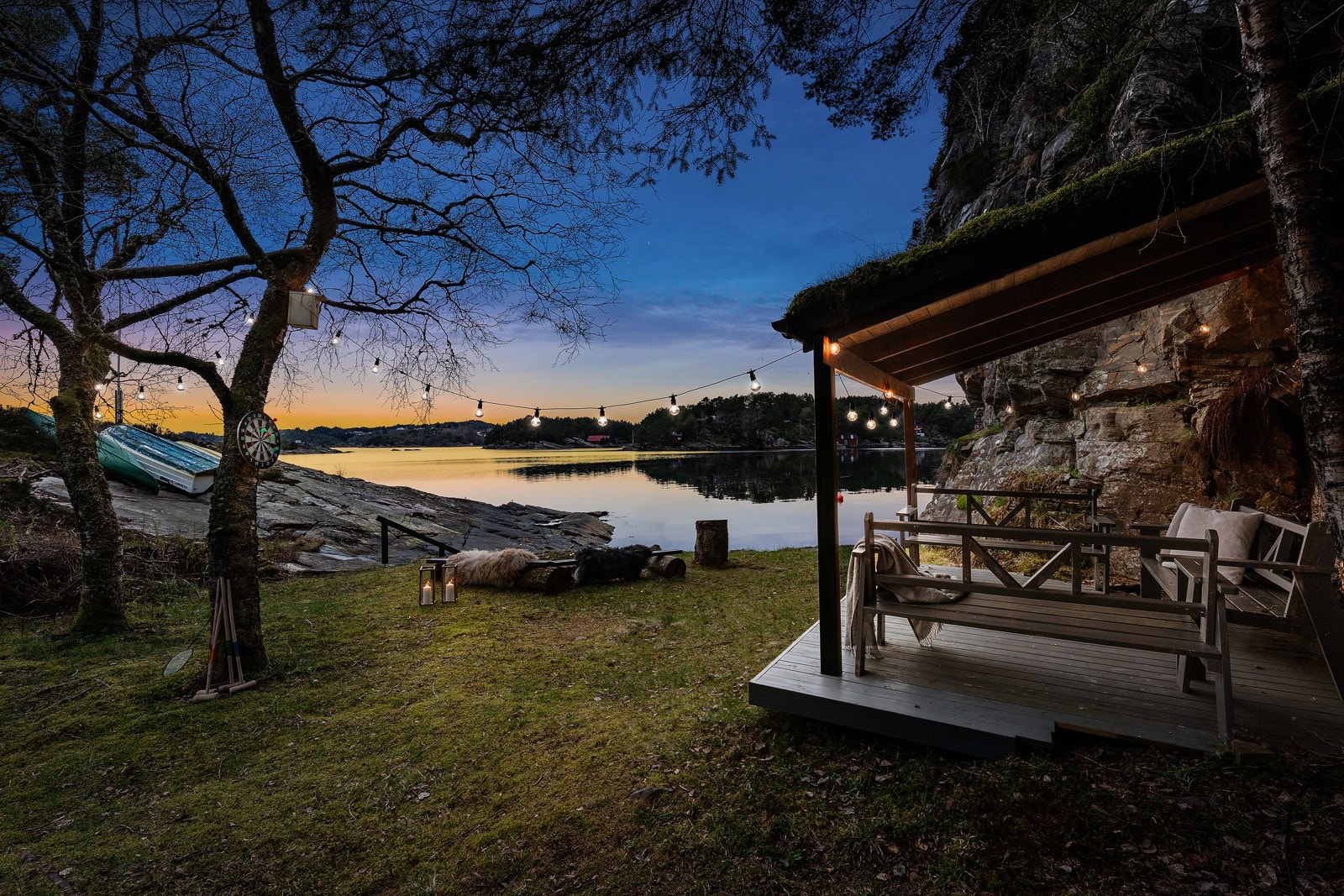 Aldeles nydelig og eksepsjonell tomt opparbeidet med grøntareal, dypvannsbrygge, nøst og badevik. Galleribilde