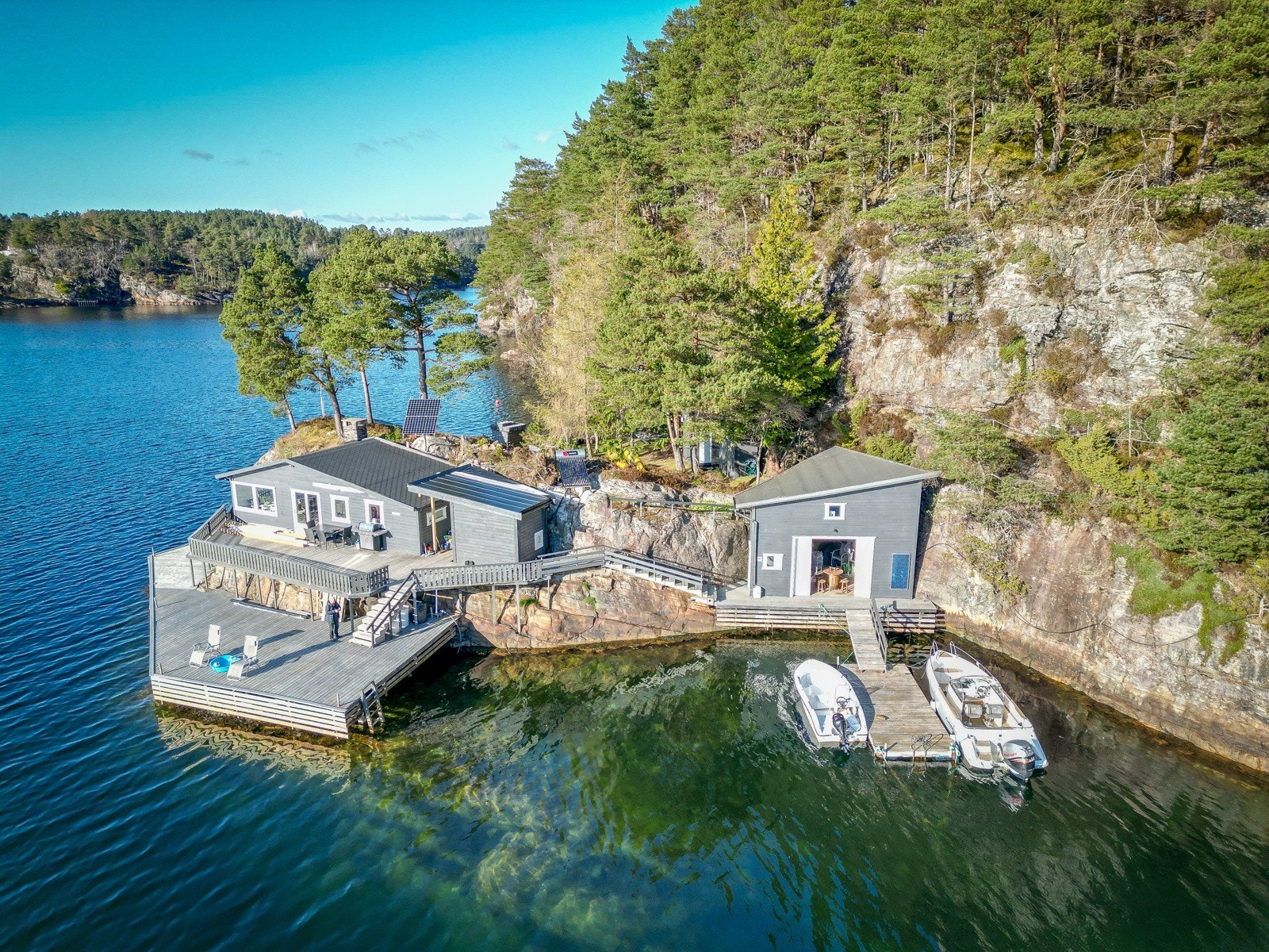 Her er det selvforsynt og miljøvennlig med "gratis" strøm fra solen: 2 solcellepaneler som gir kapasitet på ca. 650 watt, og et batteri for lagring av energien. Galleribilde