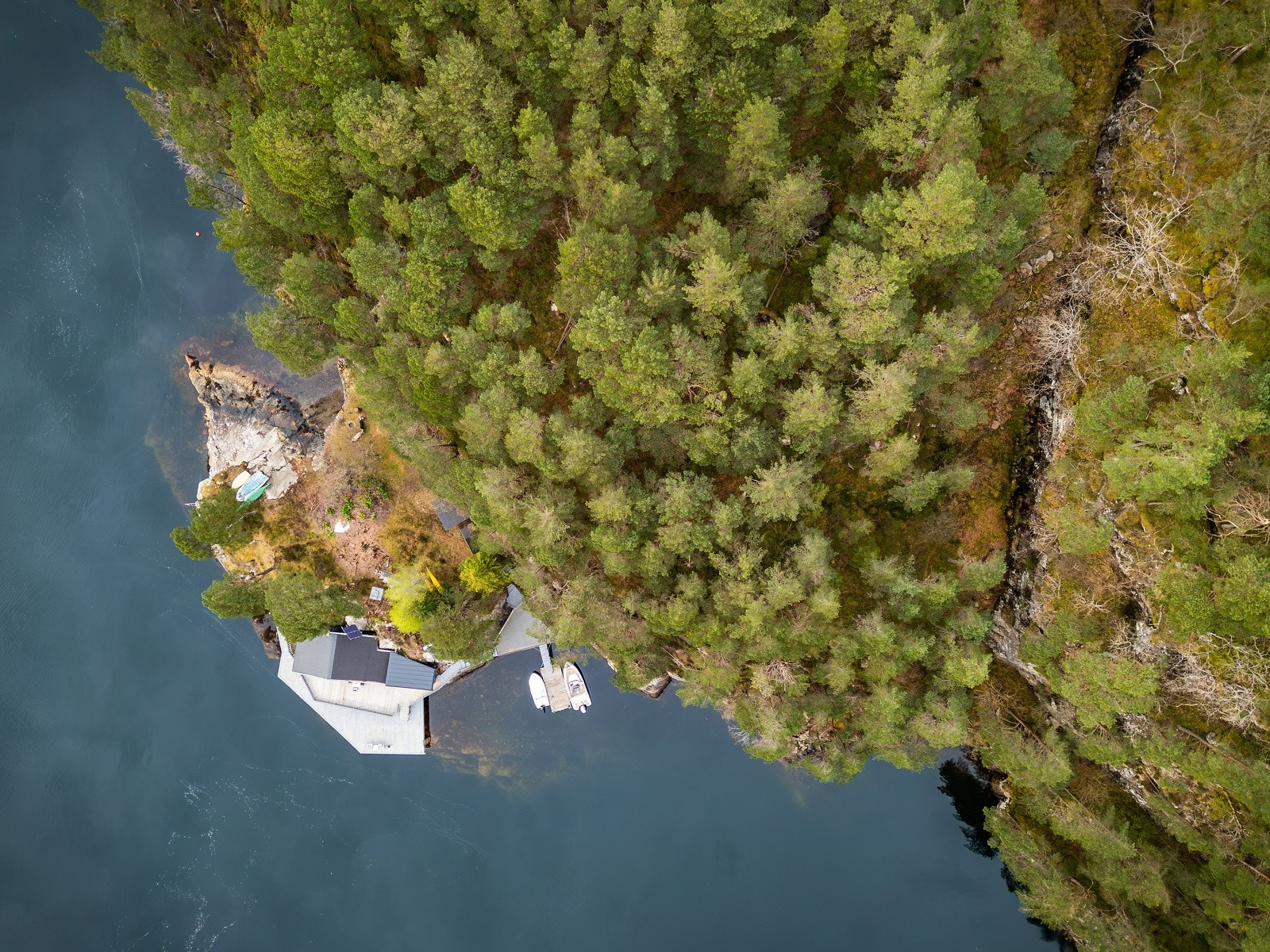 Perlen har en idyllisk plassering på en sjelden stor halvøy med lang sjølinje. Galleribilde
