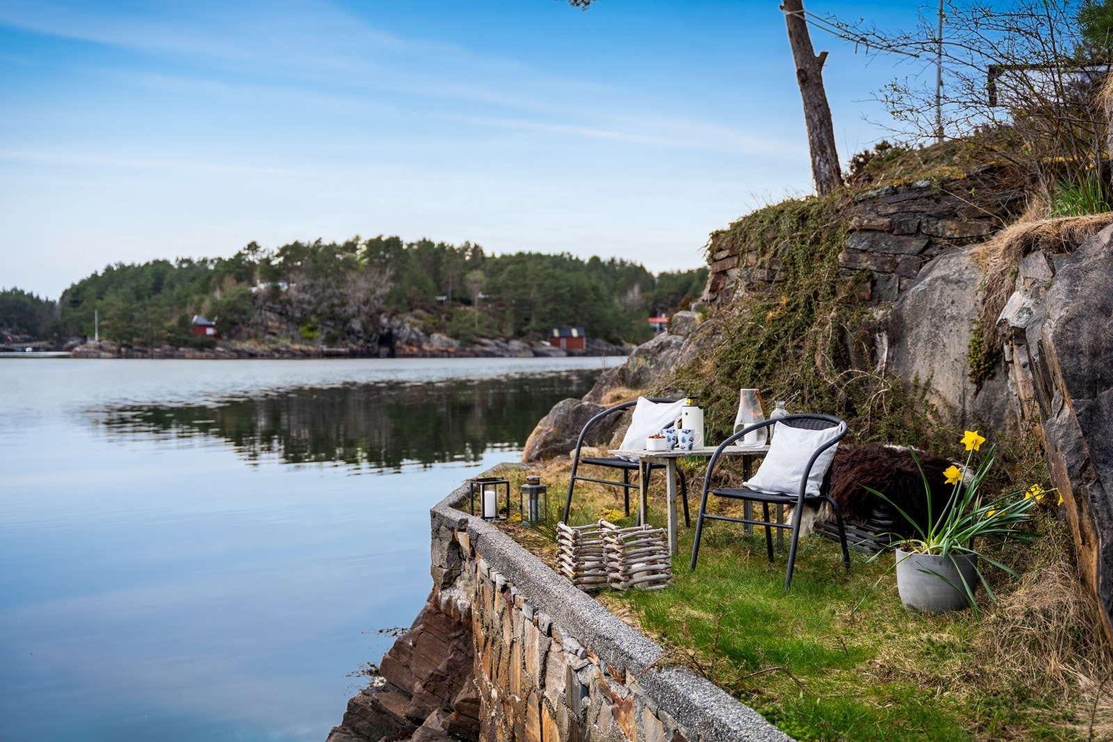 Eiendommen byr på flere hyggelig sitteplasser. Galleribilde