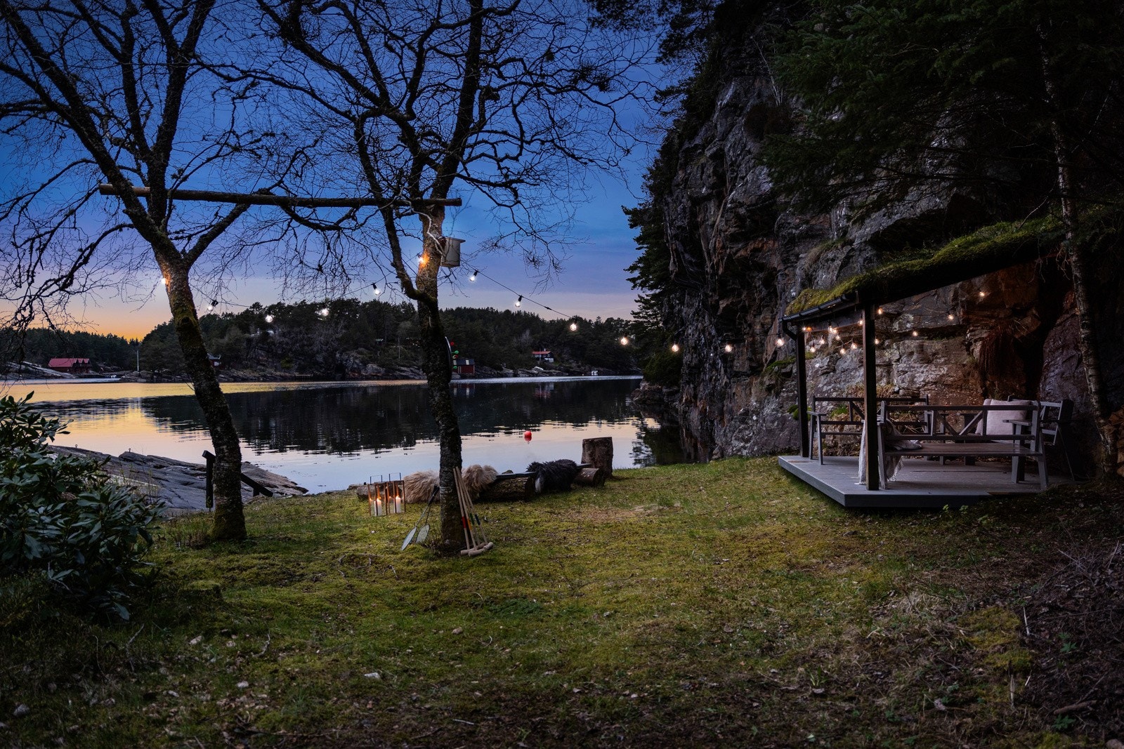 Bak hytten, like ved badeviken finner man et nydelig opparbeidet området med overbygget utestue. Galleribilde