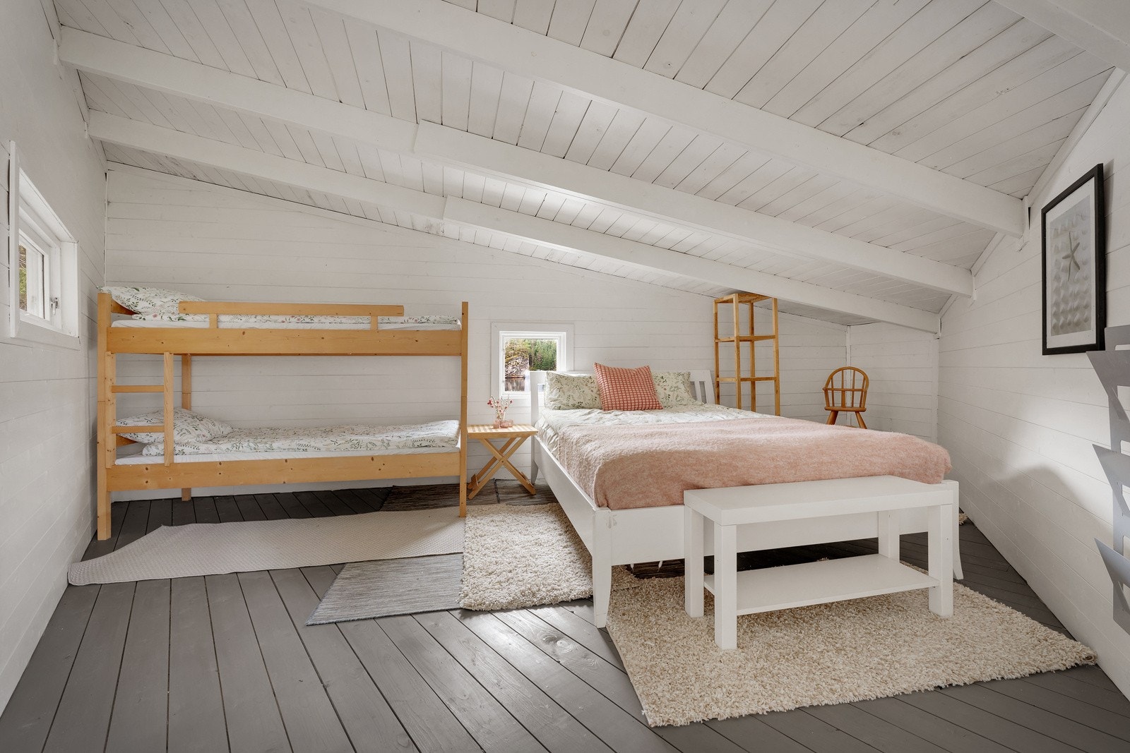 For ekstra soveplasser har nåværende eier også innredet rom over nøstet med senger (hems er ikke omsøkt). Galleribilde