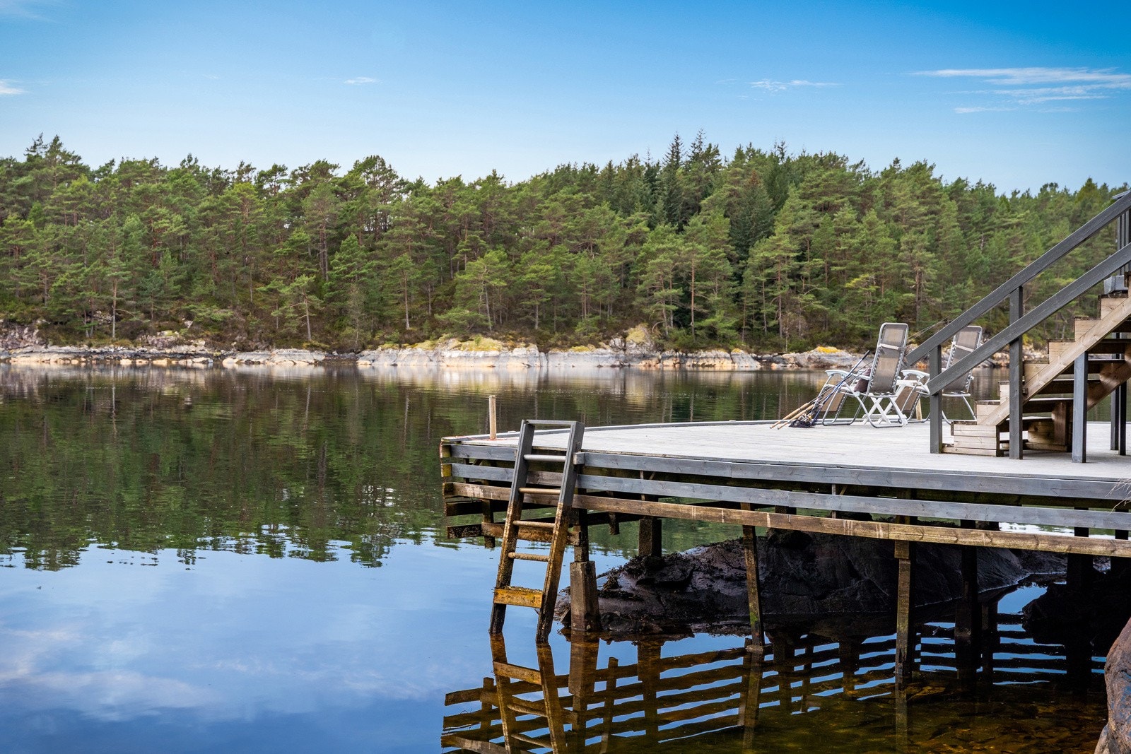 Tomten byr også på gode bademuligheter. Man kan enten bade fra badeviken bak hytten eller ta "bomben" rett fra bryggen. Galleribilde
