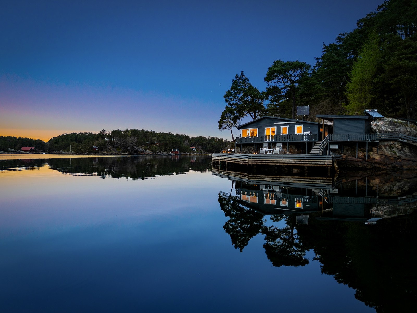 Velkommen til Herdlevegen 80! En vestvendt idyllisk hytte på særegen tomt med en upåklagelig beliggenhet i sjøkanten. Galleribilde