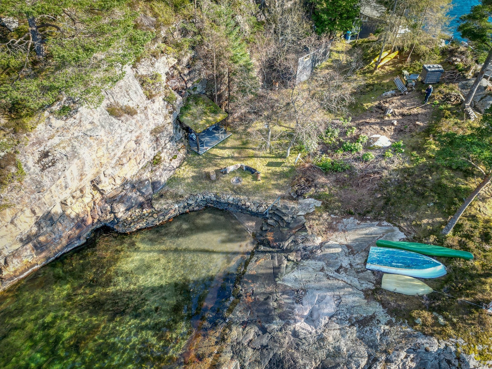 Nydelig barnevennlig badevik langs ca. 1 mål med sjølinje. Galleribilde