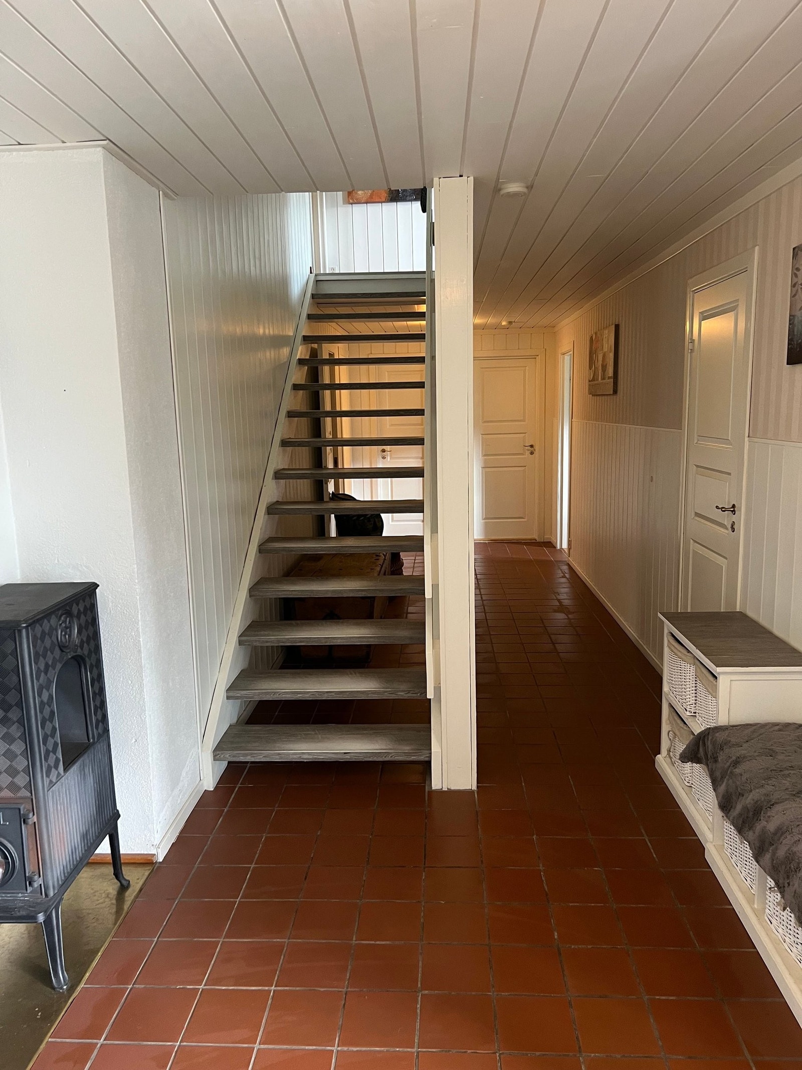 Inngang med trappeløp til 2.etg. Gangen leder til bod, vaskerom, bad, wc og 3 soverom. Galleribilde