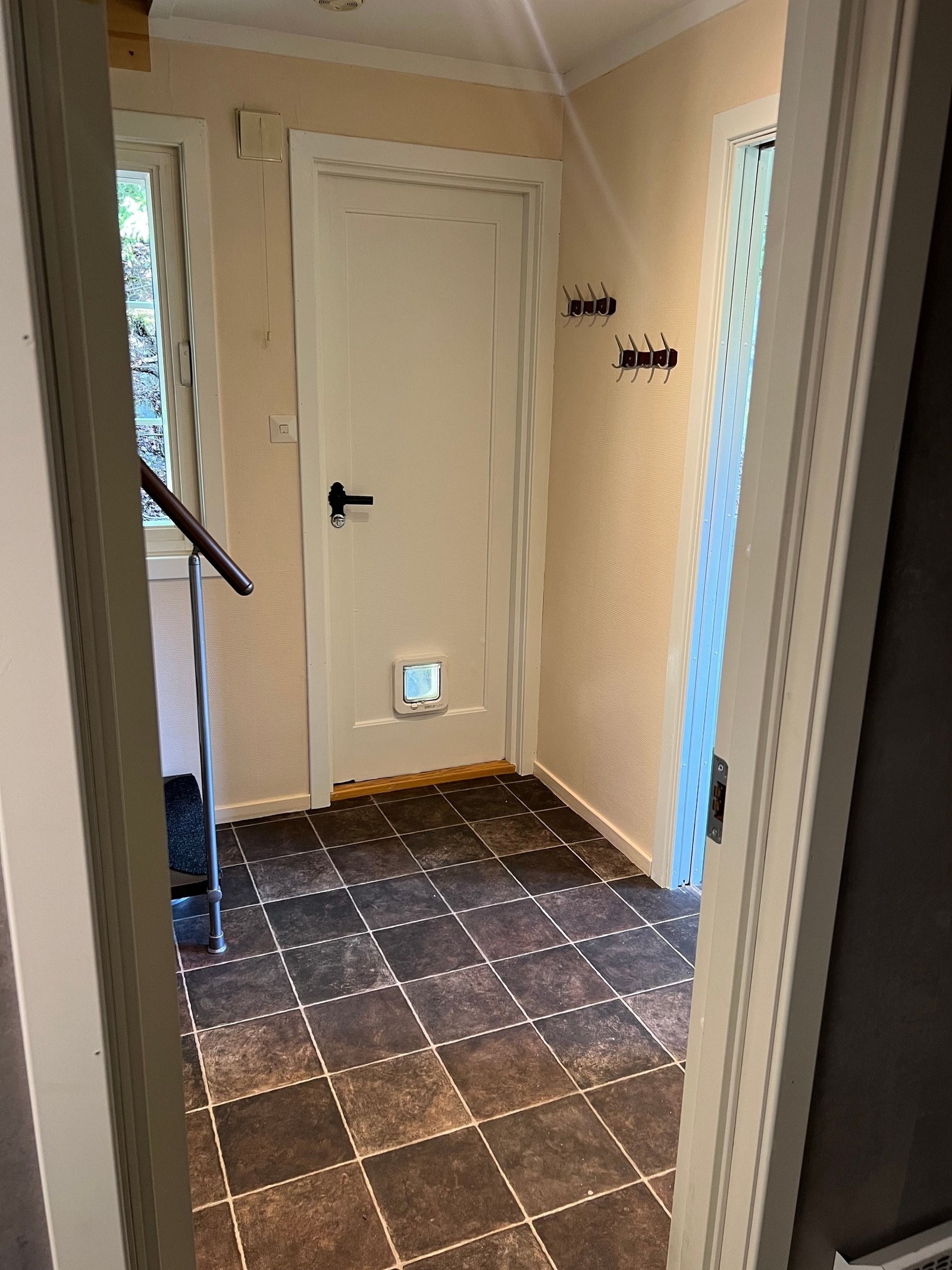 Gang med dør ut til baksiden av huset Galleribilde