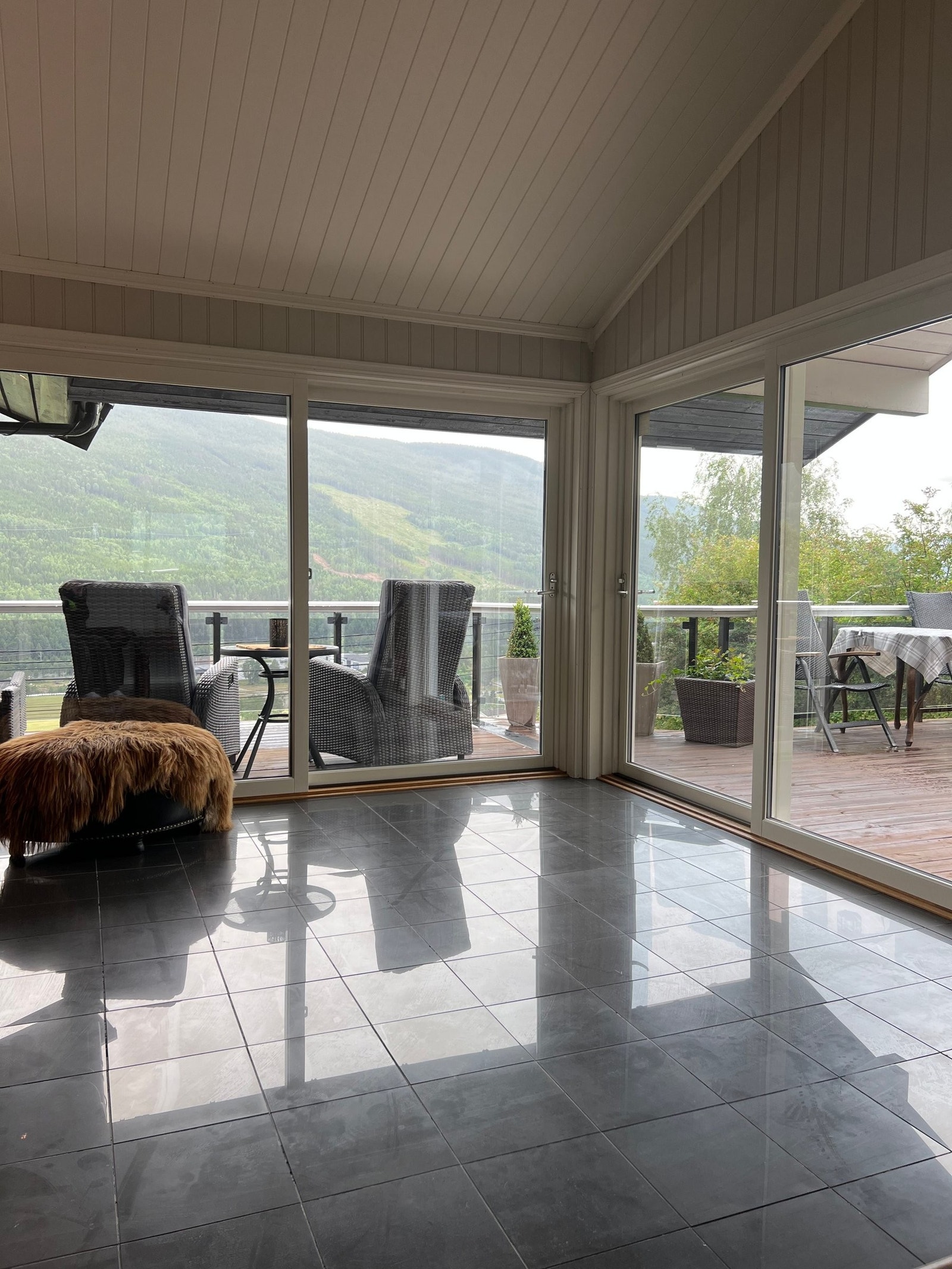 Store skyvedører i glass på begge sider Galleribilde