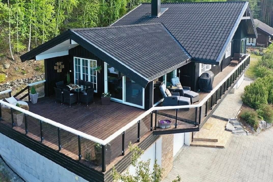 Stor terrasse med vedlikeholdsfritt glass rekkverk. Gode solforhold fra morgen til sent på kveld. Galleribilde