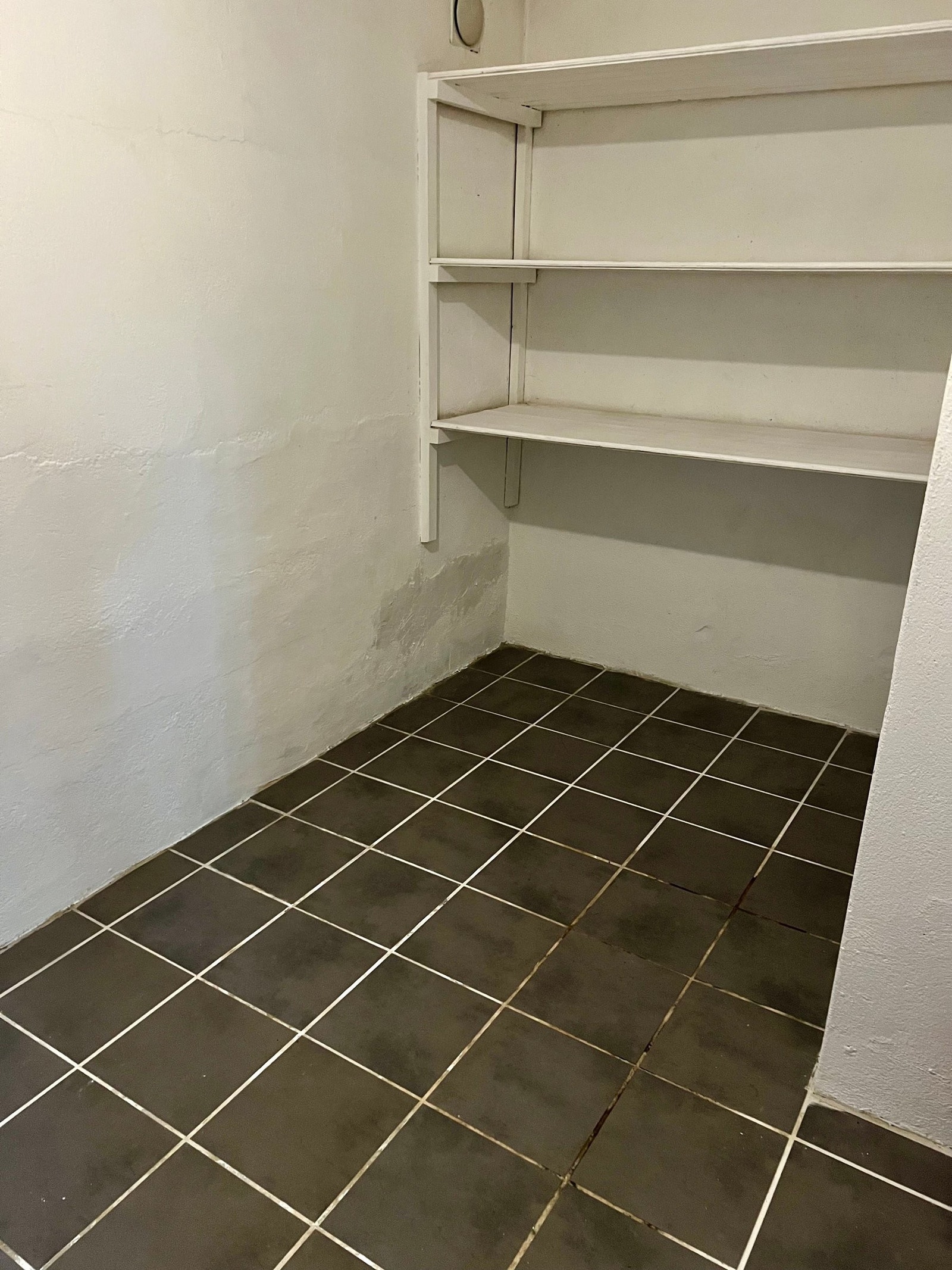 Stor bod med god plass til oppbevaring Galleribilde