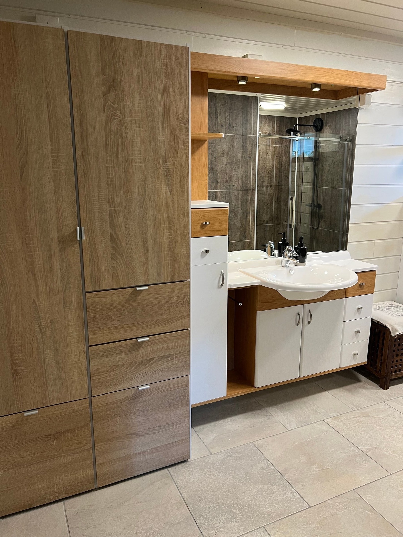 Nyoppusset bad med god skapplass Galleribilde