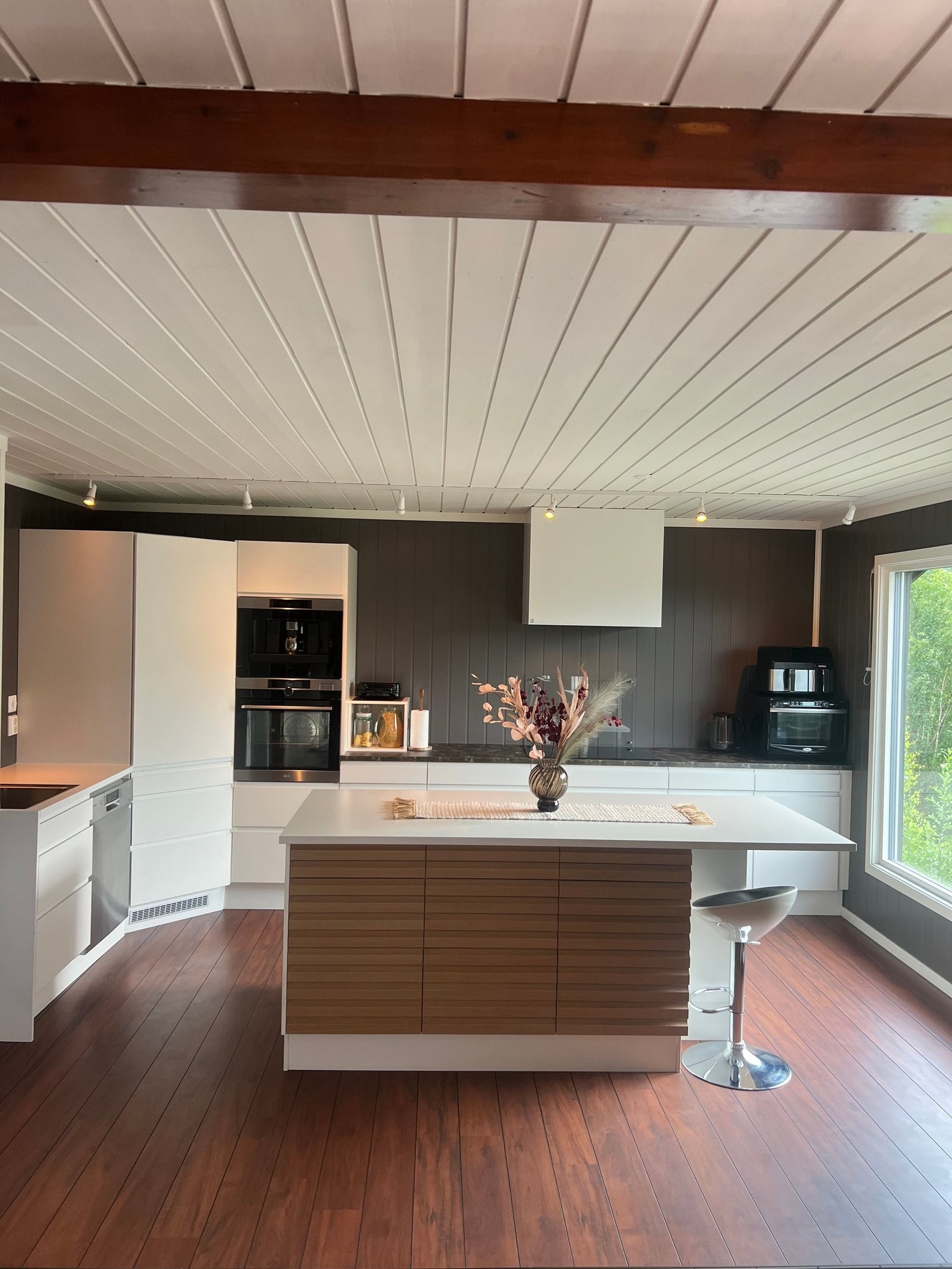 Nytt kjøkken i 2022 med kjølehjørne og kjøkkenøy med god benkeplass og store skuffer. Galleribilde