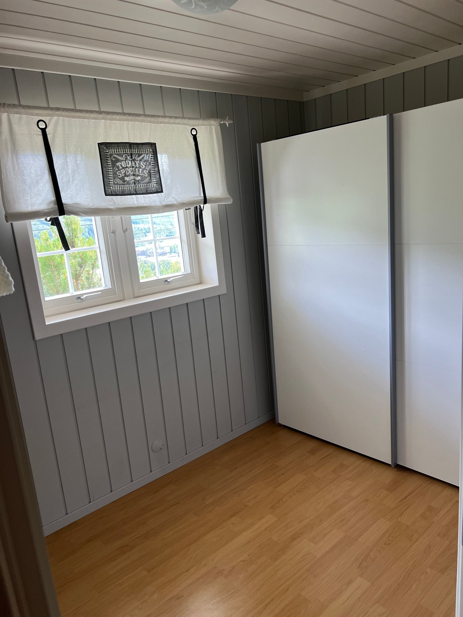 Soverom/walk in closet, med garderobeskap/skyvedører. Galleribilde