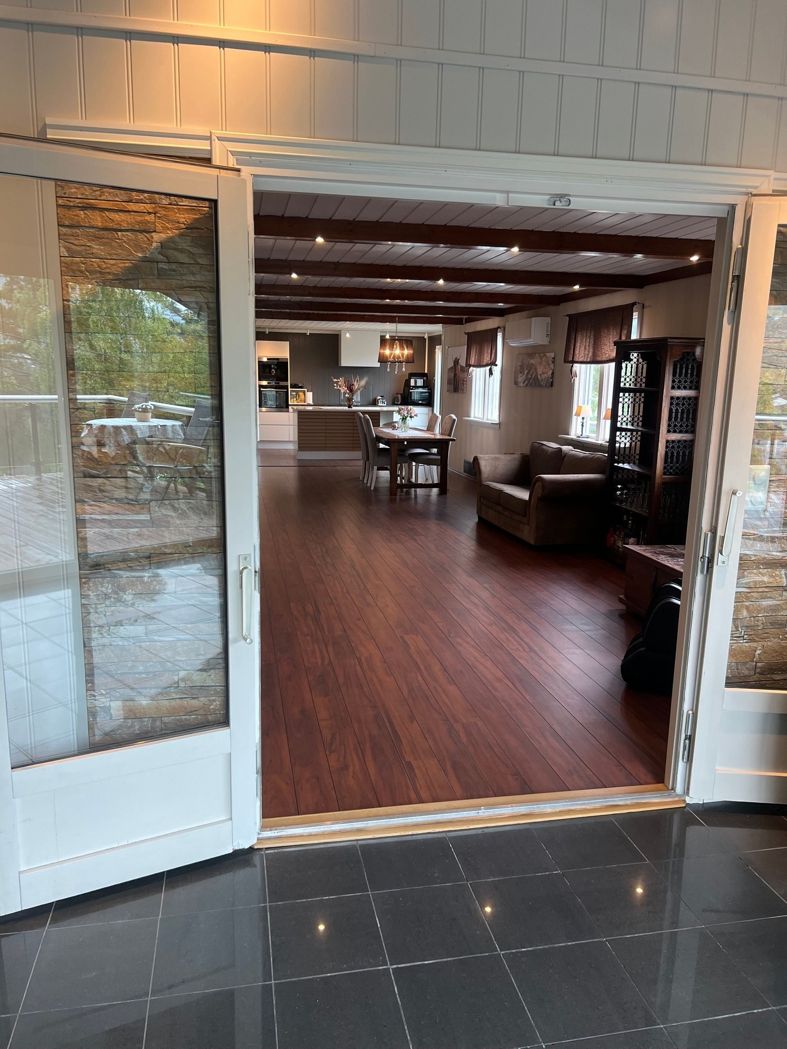 Innsyn til stue/kjøkken fra vinterhagen Galleribilde