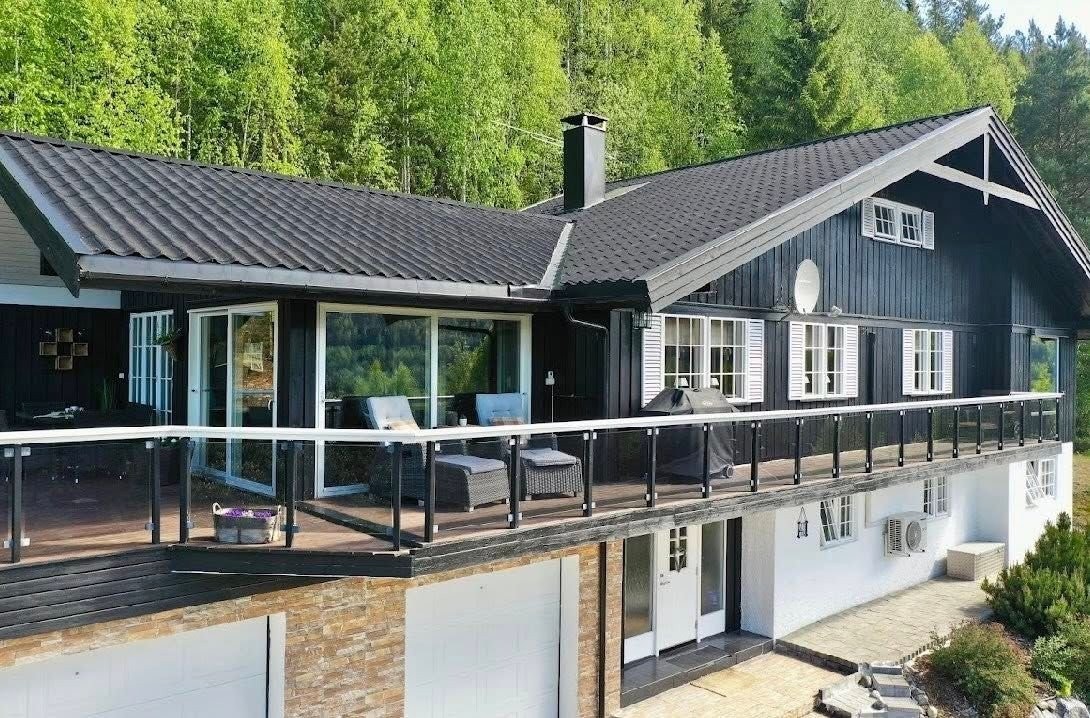 Ved boligen er det nærhet til fine tur- og sykkelstier. Nesten ved siden av eiendommen starter turstien opp mot den populære toppturen Lisbetnuten. Galleribilde